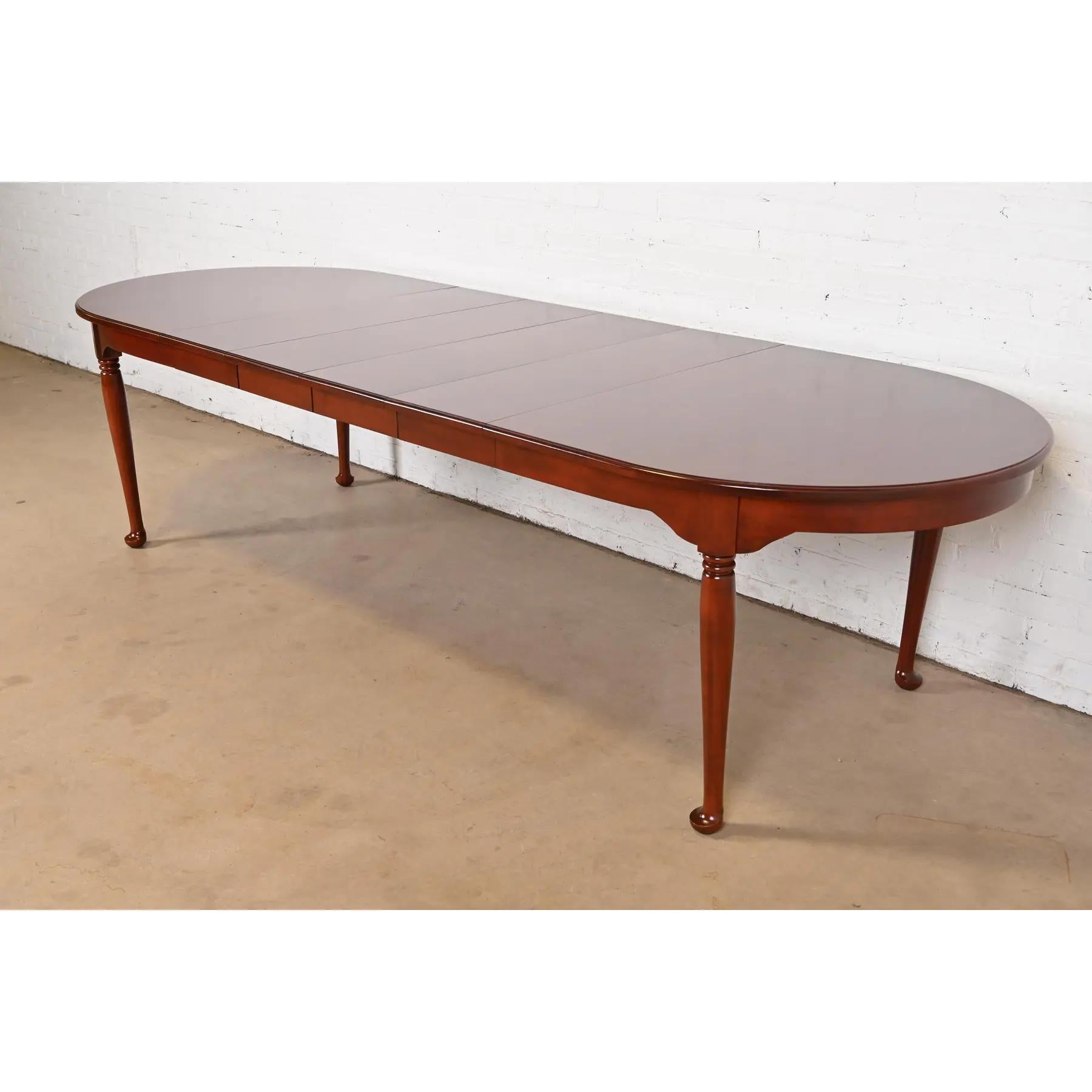Exceptionnelle table de salle à manger à rallonge en cerisier massif de style Queen Anne

À la manière de Henkel Harris

Par Tom Seely Furniture

États-Unis, fin du 20e siècle

Dimensions : 68 