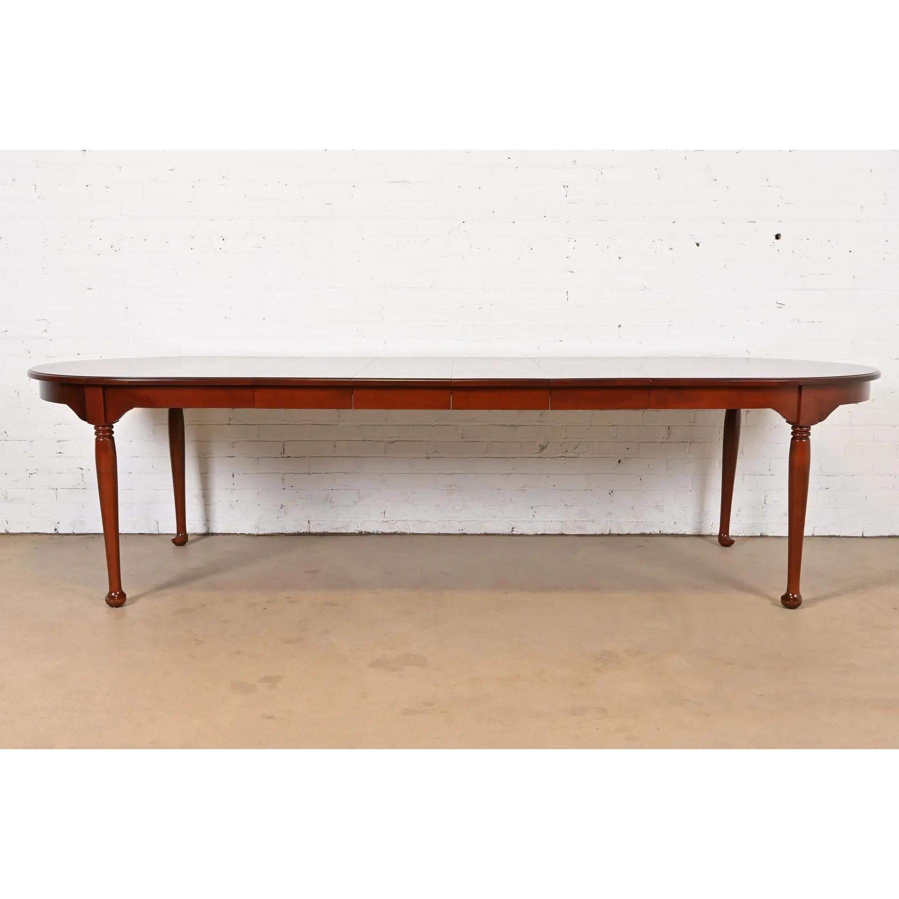 Américain Table de salle à manger en cerisier massif, Henkel Harris Style Queen Anne, nouvellement repeinte en vente