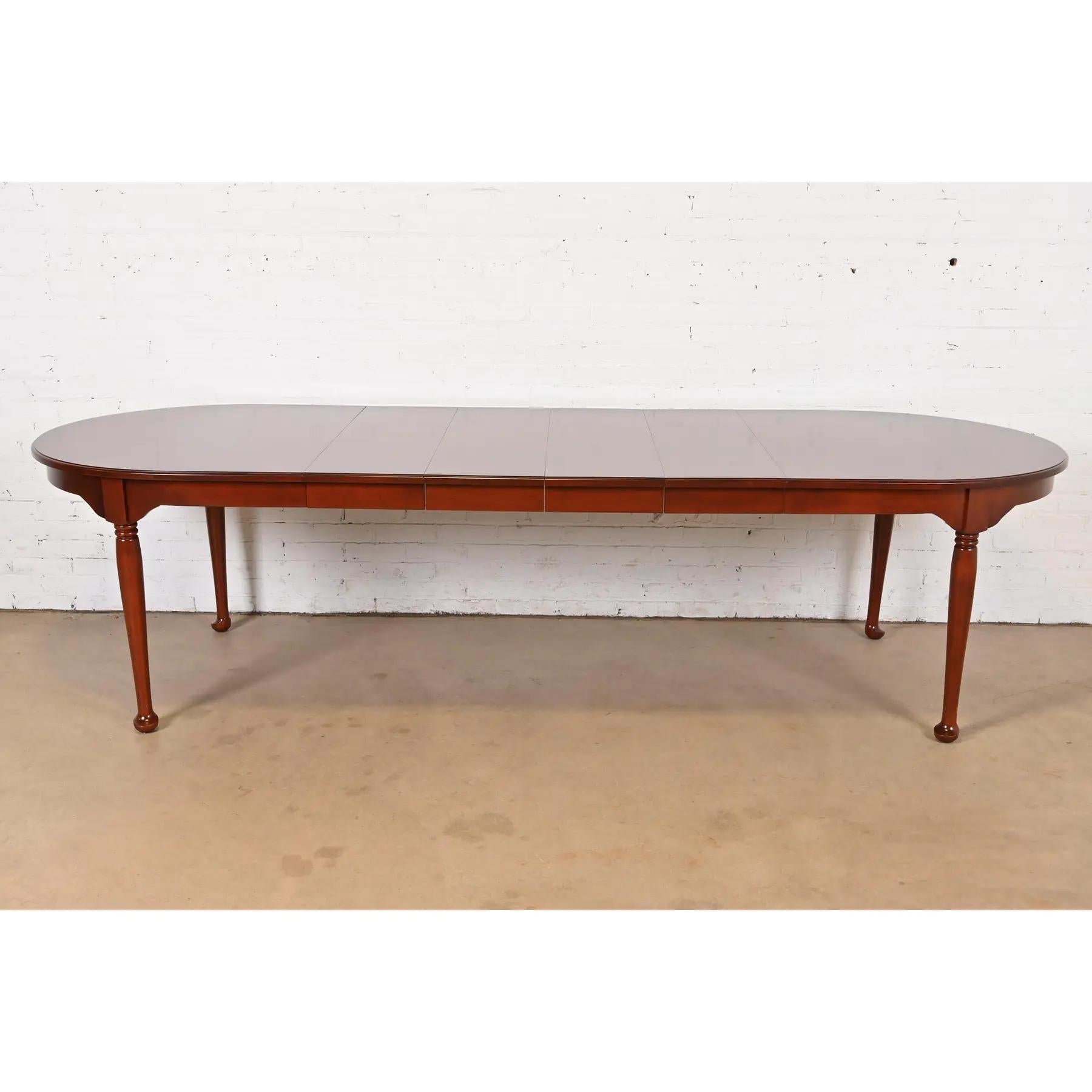 Table de salle à manger en cerisier massif, Henkel Harris Style Queen Anne, nouvellement repeinte Bon état - En vente à South Bend, IN