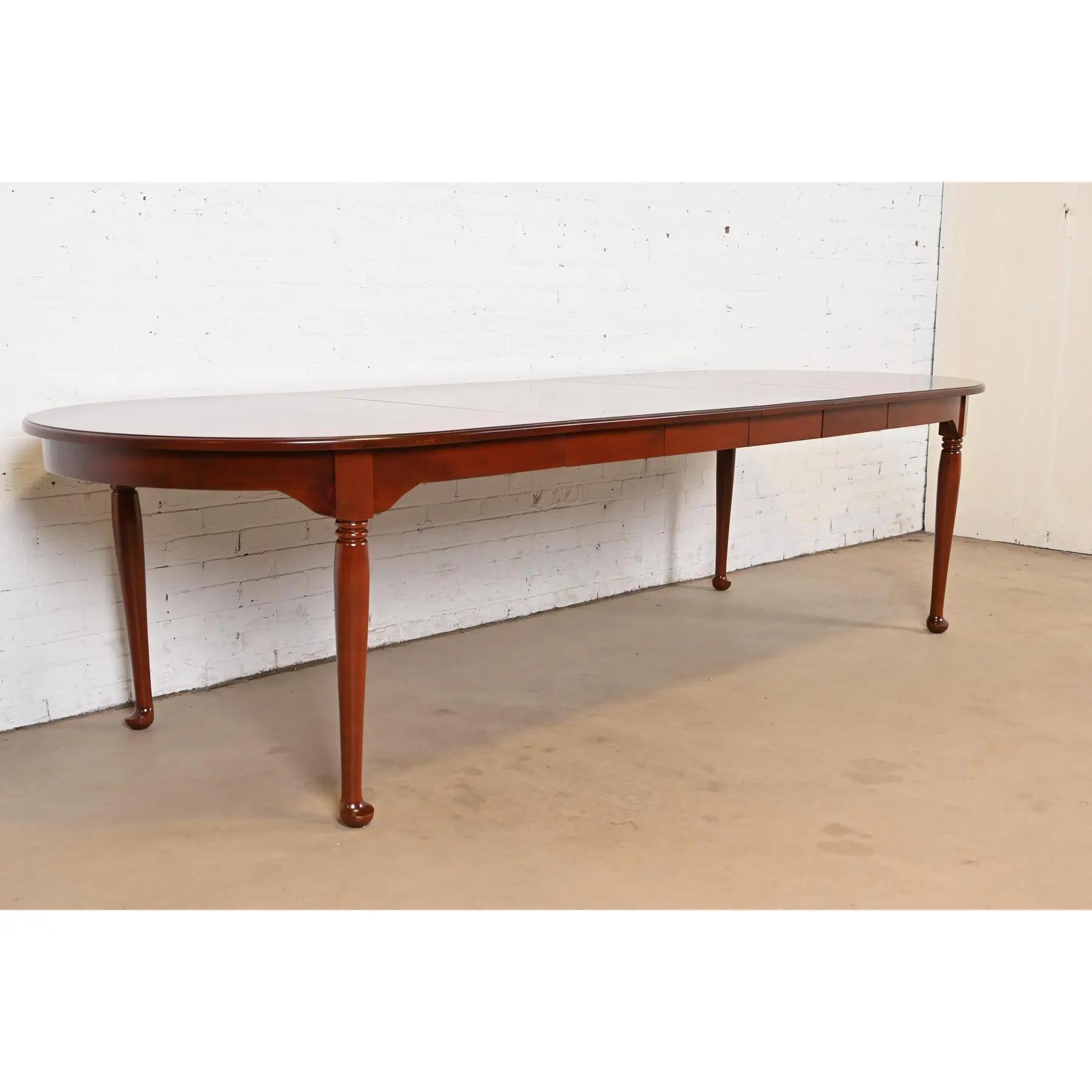 20ième siècle Table de salle à manger en cerisier massif, Henkel Harris Style Queen Anne, nouvellement repeinte en vente