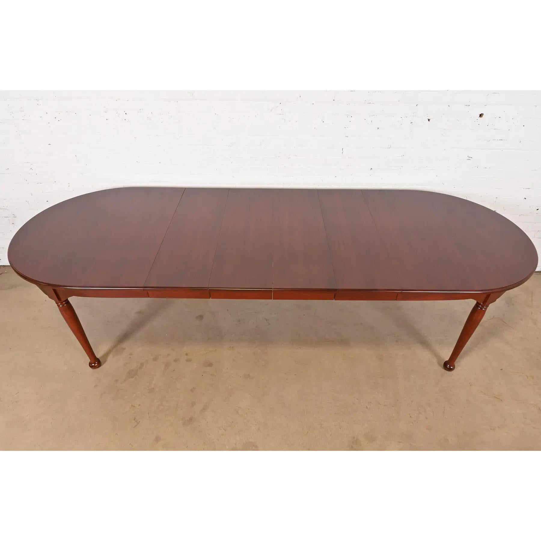 Cerise Table de salle à manger en cerisier massif, Henkel Harris Style Queen Anne, nouvellement repeinte en vente