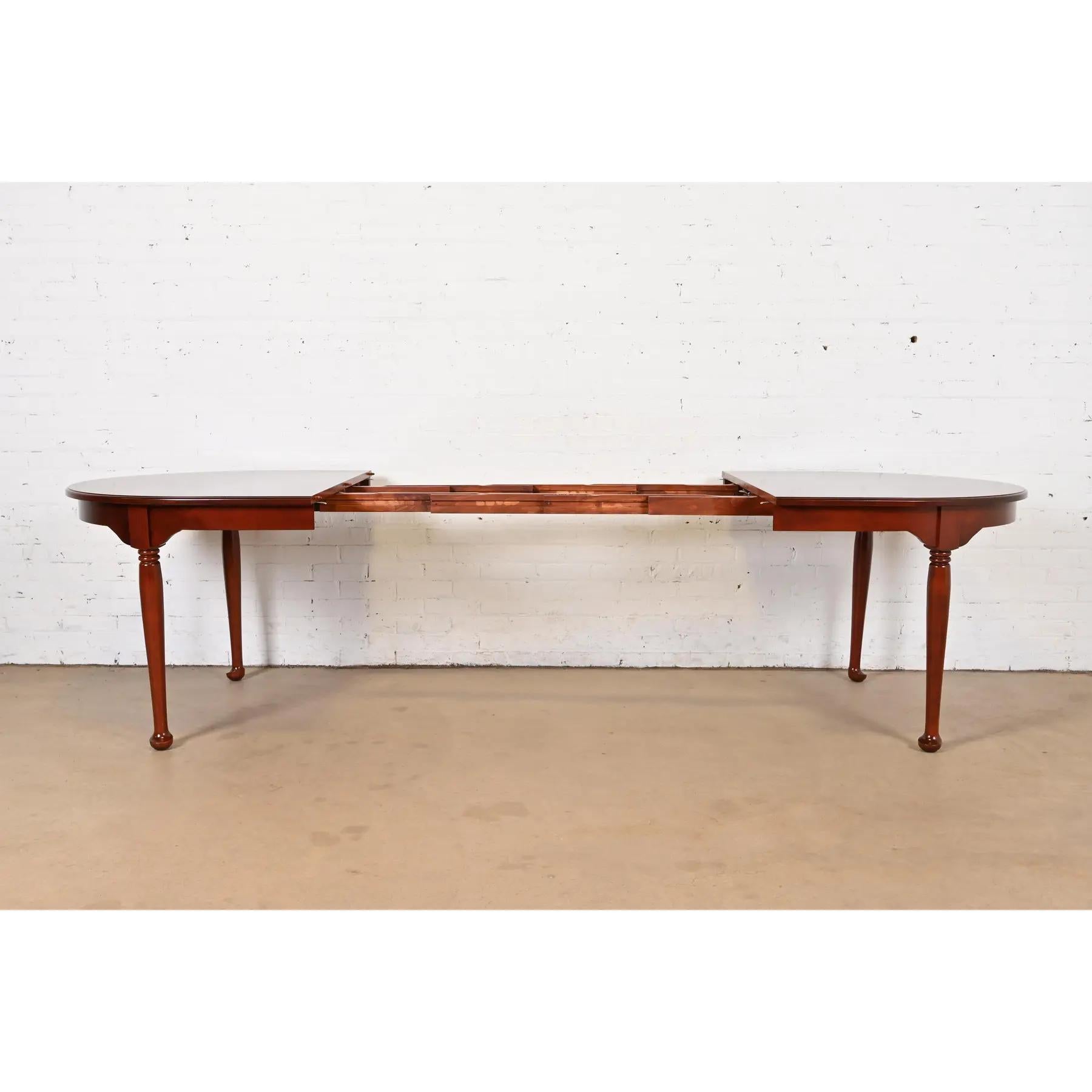 Table de salle à manger en cerisier massif, Henkel Harris Style Queen Anne, nouvellement repeinte en vente 1