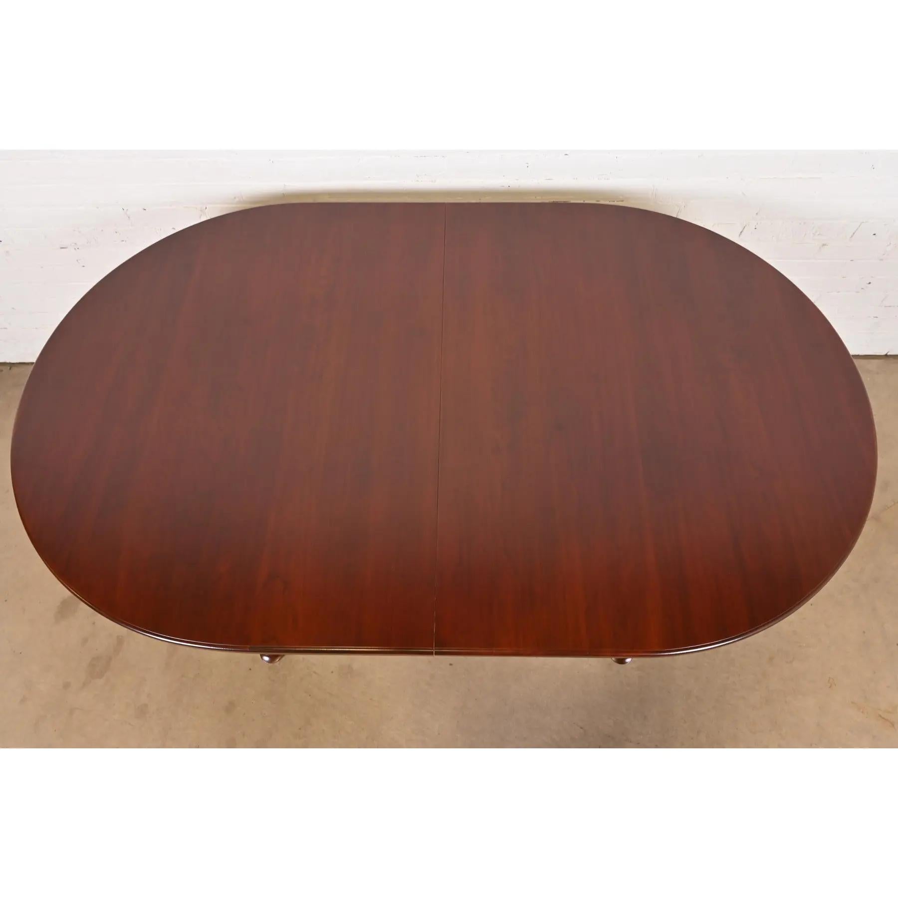 Table de salle à manger en cerisier massif, Henkel Harris Style Queen Anne, nouvellement repeinte en vente 2