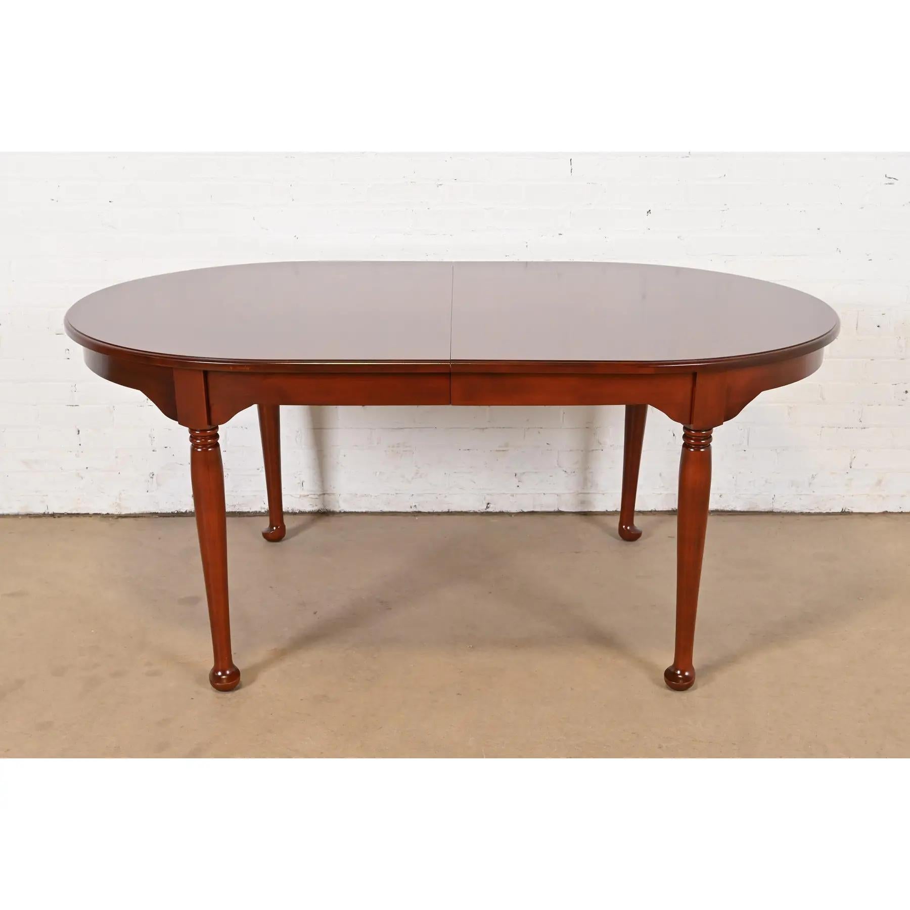 Table de salle à manger en cerisier massif, Henkel Harris Style Queen Anne, nouvellement repeinte en vente 3