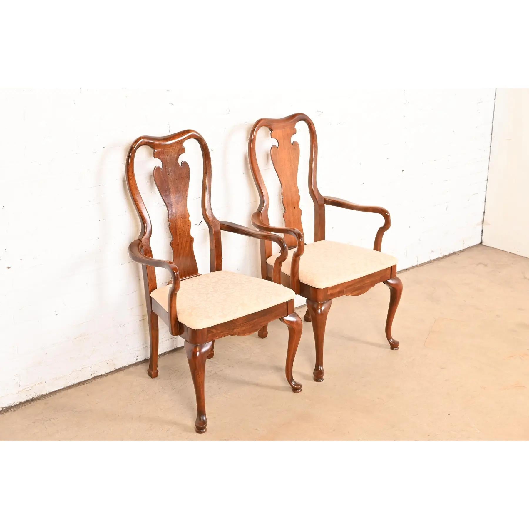Une magnifique paire de chaises de salle à manger de style Queen Anne ou Georgien

À la manière de Henkel Harris

USA, Circa 1970s

Piétements en acajou massif, sièges rembourrés.

Dimensions : 22 