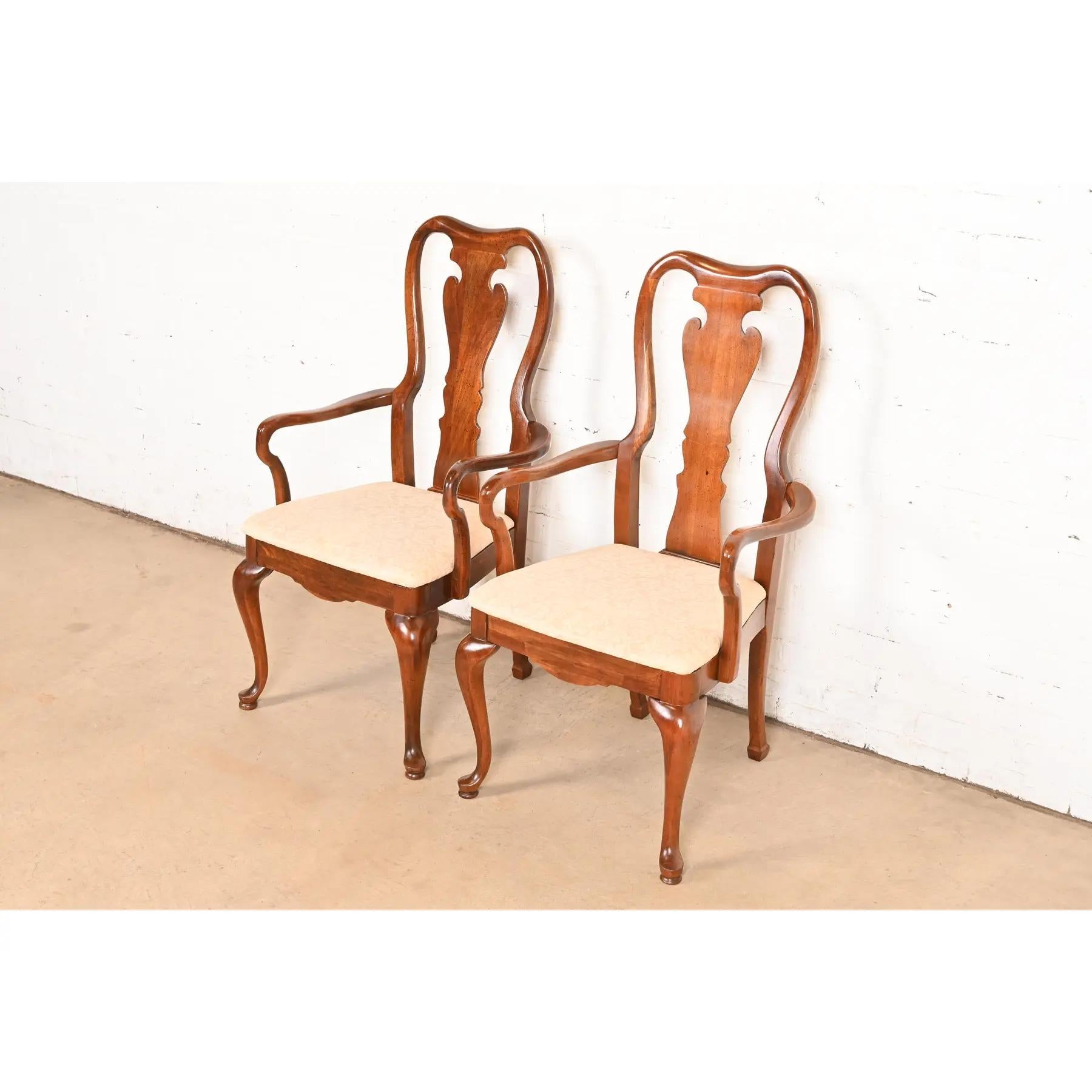 Fauteuils ou chaises de capitaine de salle à manger en acajou massif, style Henkel Harris Bon état - En vente à South Bend, IN