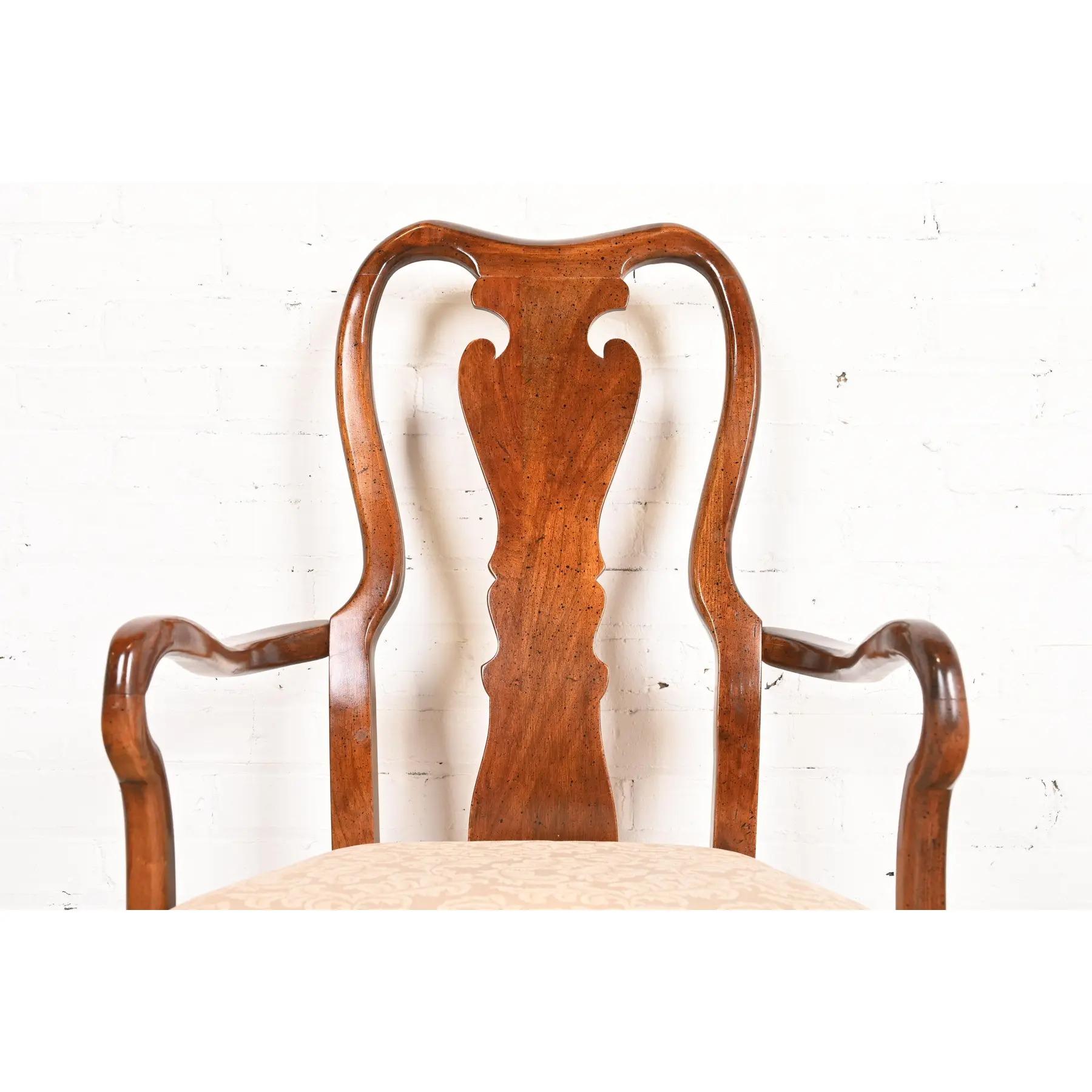 Tissu d'ameublement Fauteuils ou chaises de capitaine de salle à manger en acajou massif, style Henkel Harris en vente