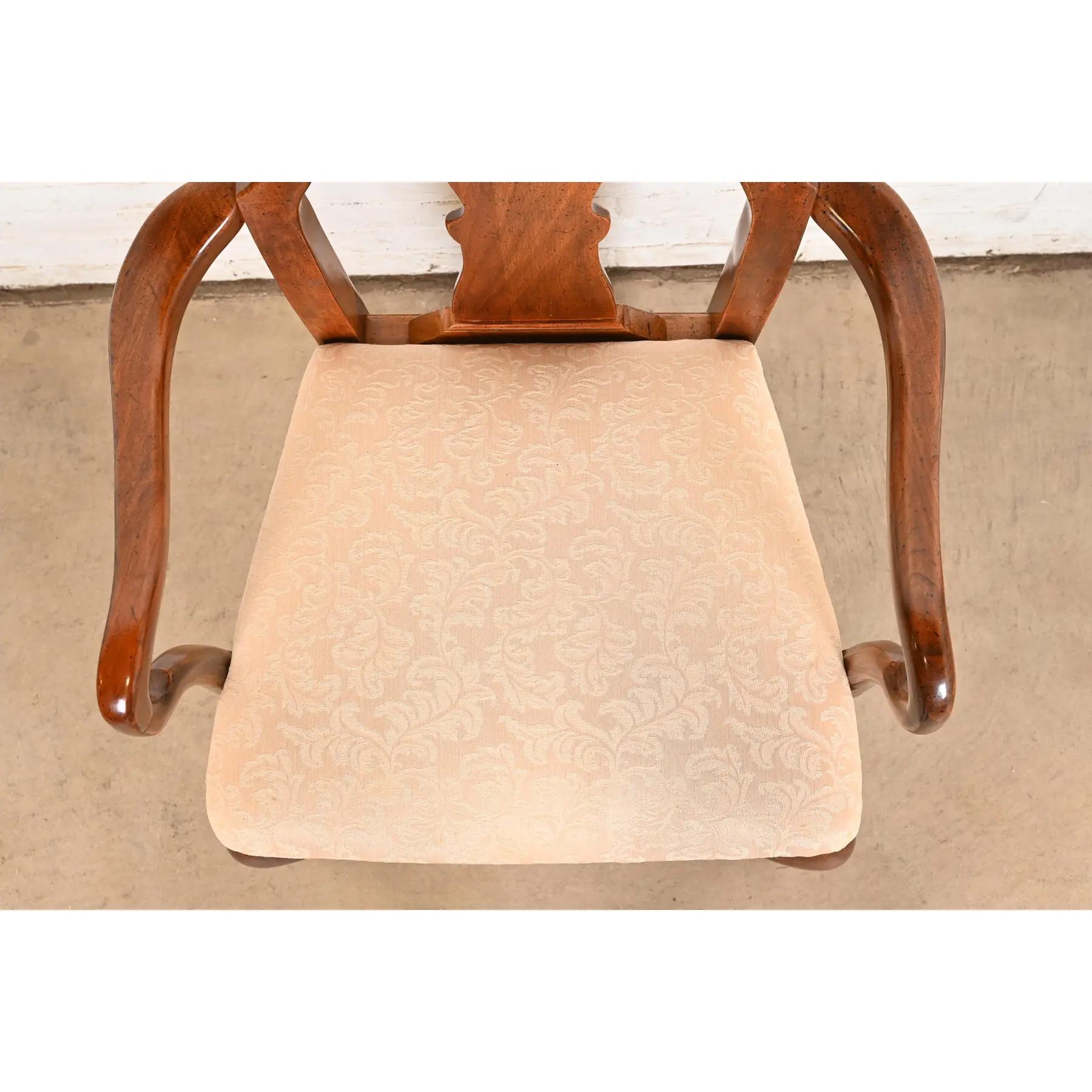 Fauteuils ou chaises de capitaine de salle à manger en acajou massif, style Henkel Harris en vente 1