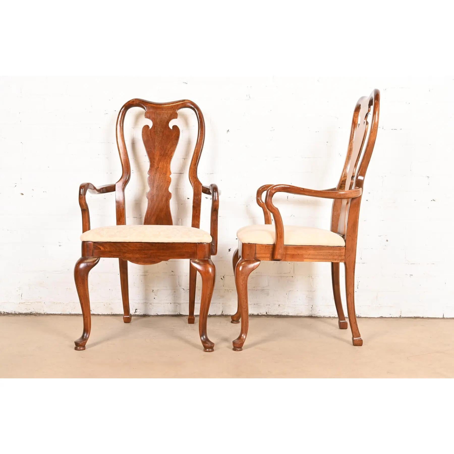 Fauteuils ou chaises de capitaine de salle à manger en acajou massif, style Henkel Harris en vente 2