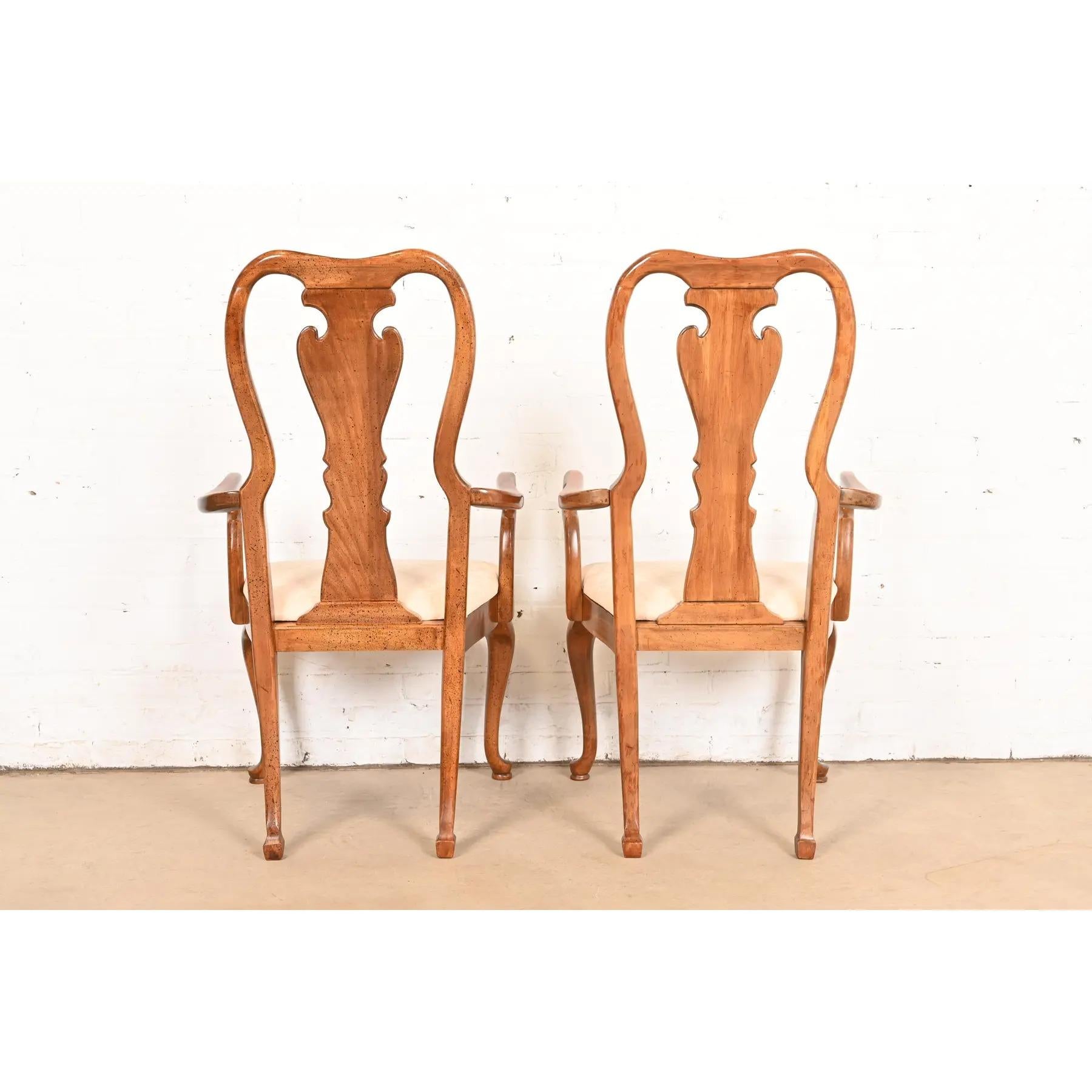 Chaises de salle à manger en acajou massif Queen Anne, ensemble de quatre, Henkel Harris en vente 4