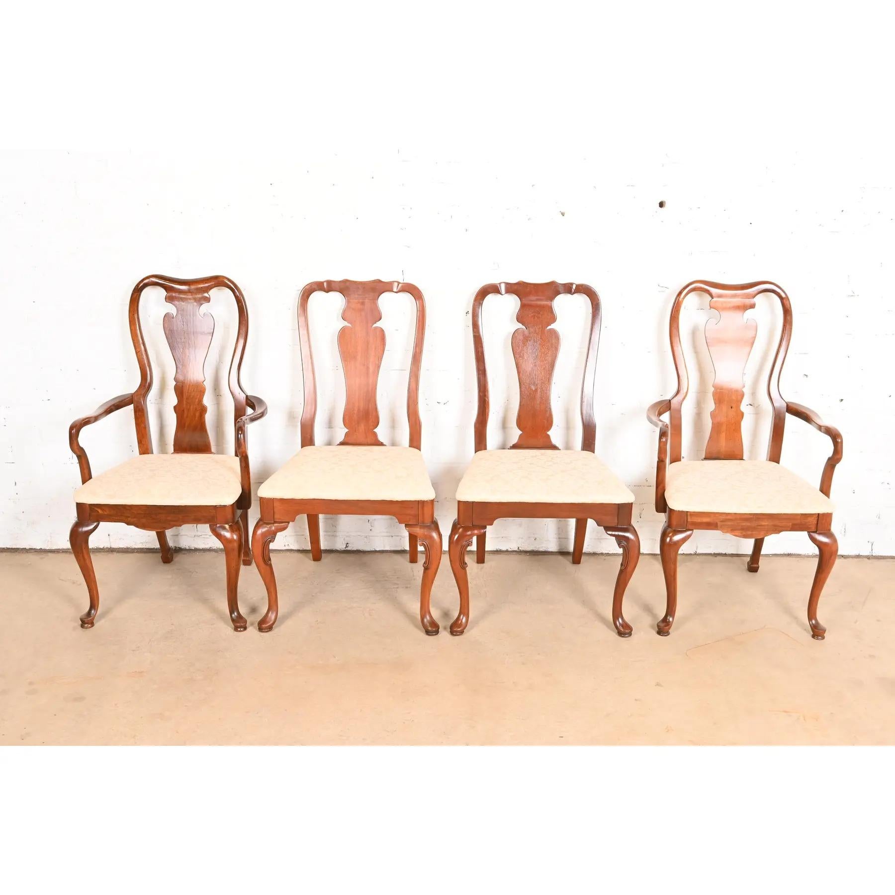 Américain Chaises de salle à manger en acajou massif Queen Anne, ensemble de quatre, Henkel Harris en vente
