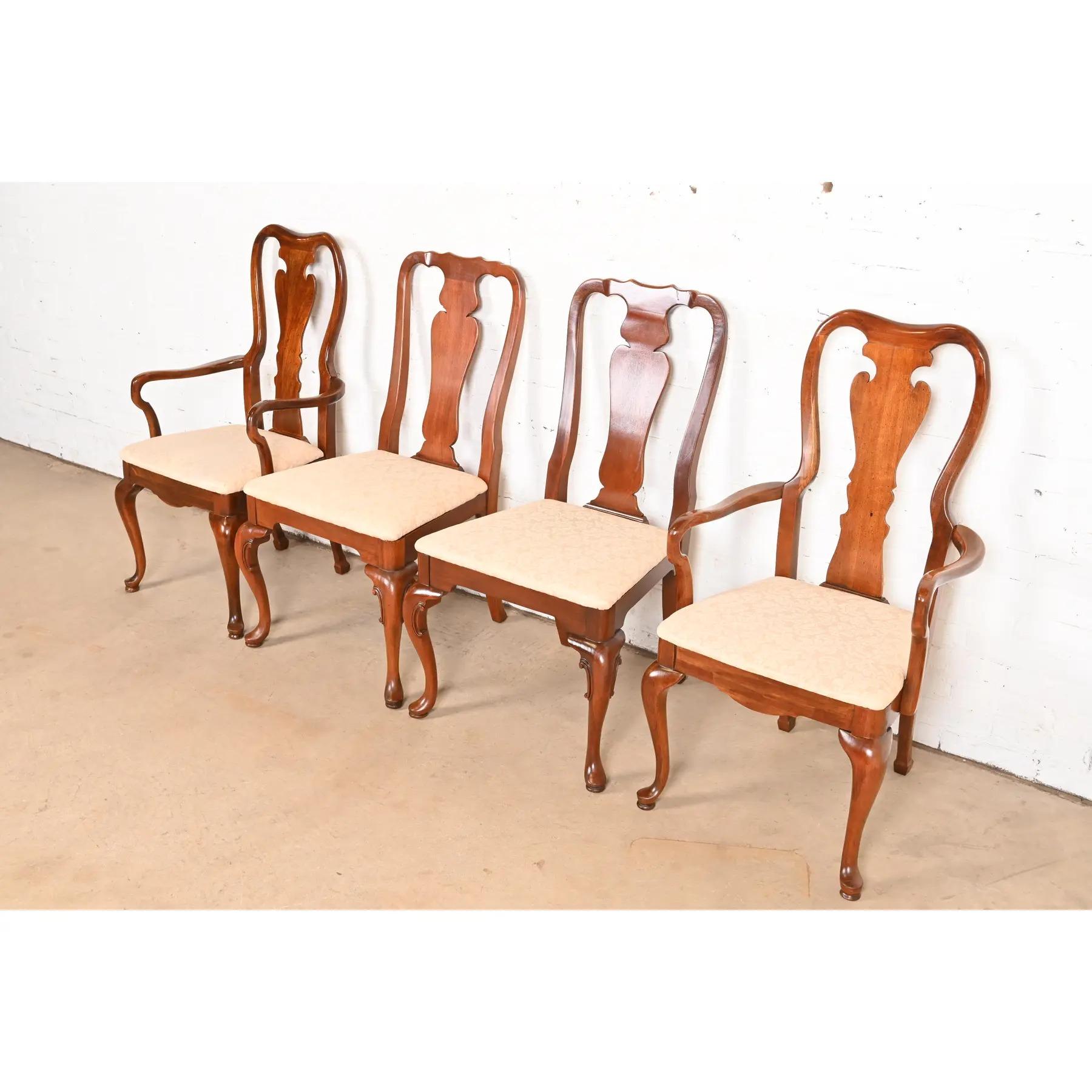 Chaises de salle à manger en acajou massif Queen Anne, ensemble de quatre, Henkel Harris Bon état - En vente à South Bend, IN