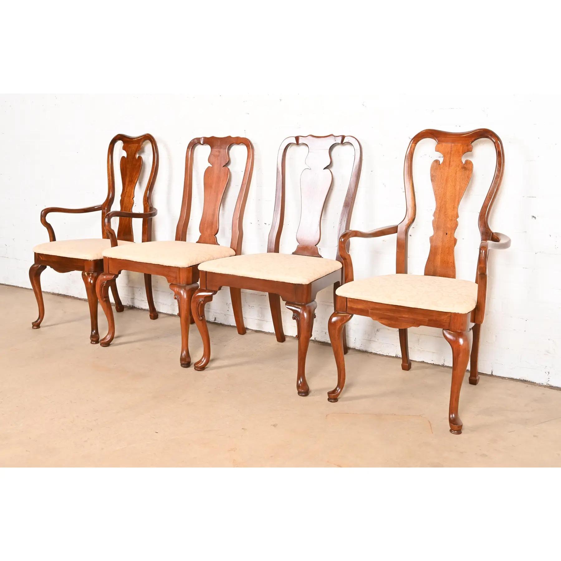 Fin du 20e siècle Chaises de salle à manger en acajou massif Queen Anne, ensemble de quatre, Henkel Harris en vente