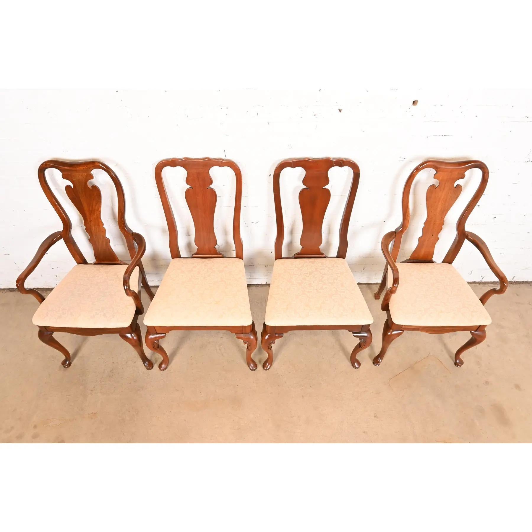 Tissu d'ameublement Chaises de salle à manger en acajou massif Queen Anne, ensemble de quatre, Henkel Harris en vente