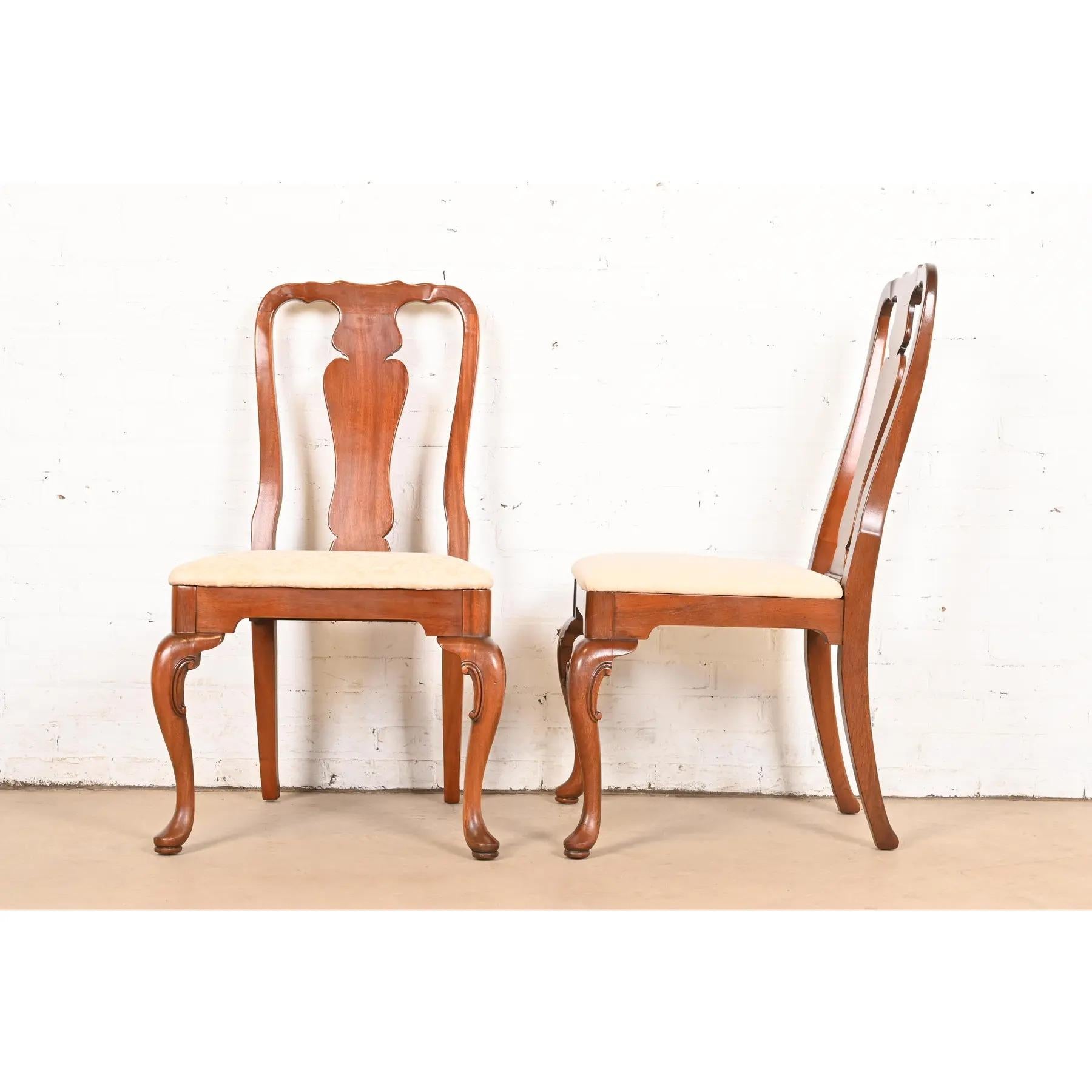 Chaises de salle à manger en acajou massif Queen Anne, ensemble de quatre, Henkel Harris en vente 1