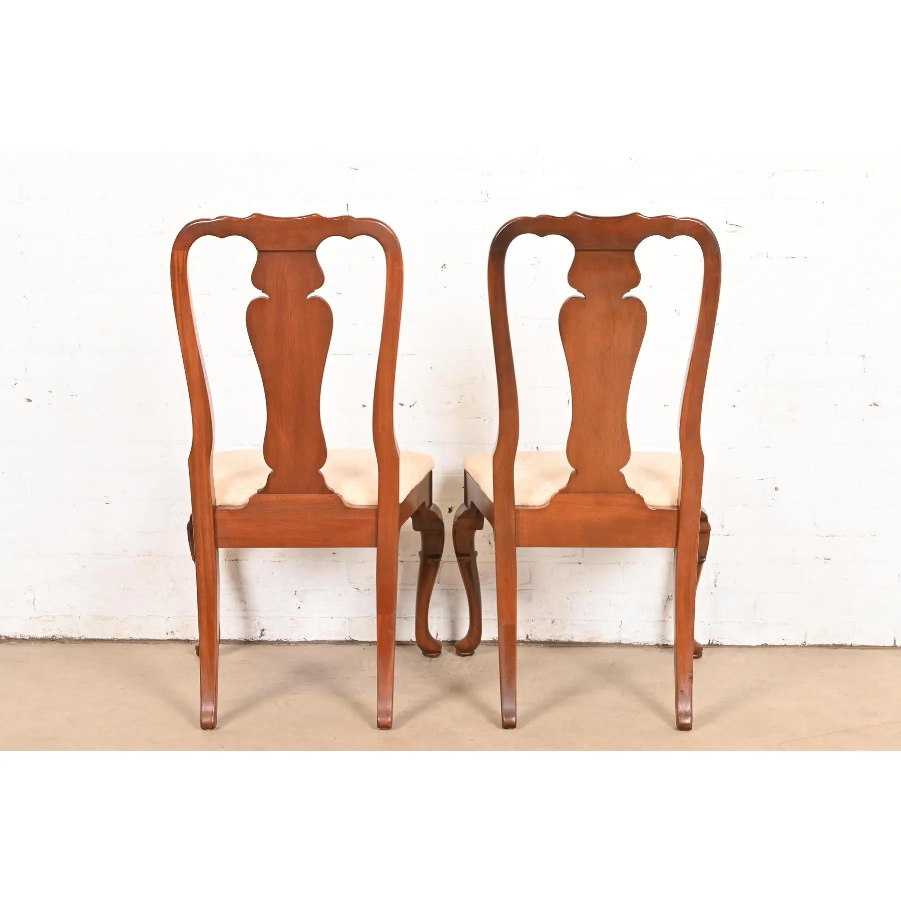 Paire de chaises d'appoint ou de chaises de salle à manger en acajou massif Queen Anne, style Henkel Harris en vente 5