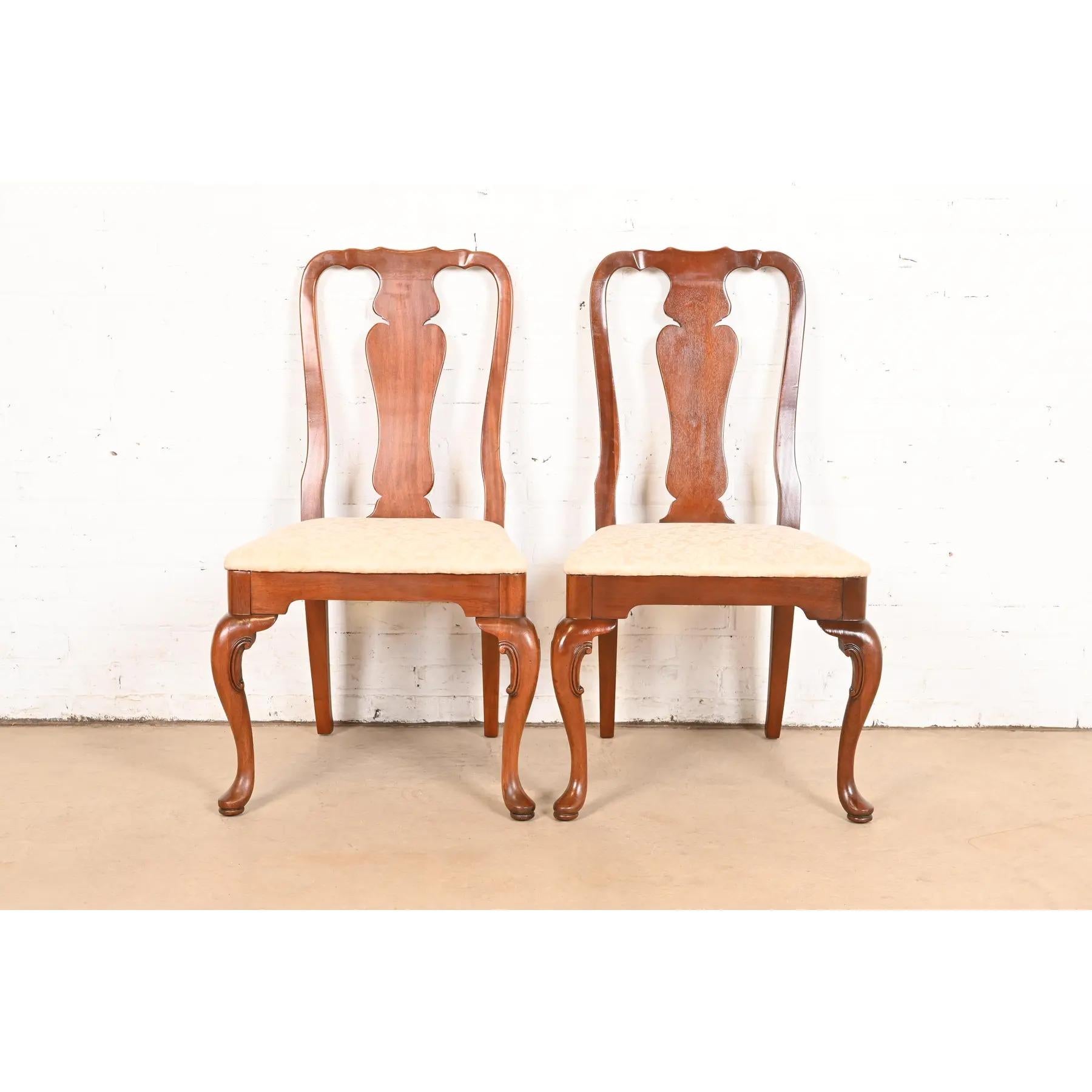 Américain Paire de chaises d'appoint ou de chaises de salle à manger en acajou massif Queen Anne, style Henkel Harris en vente