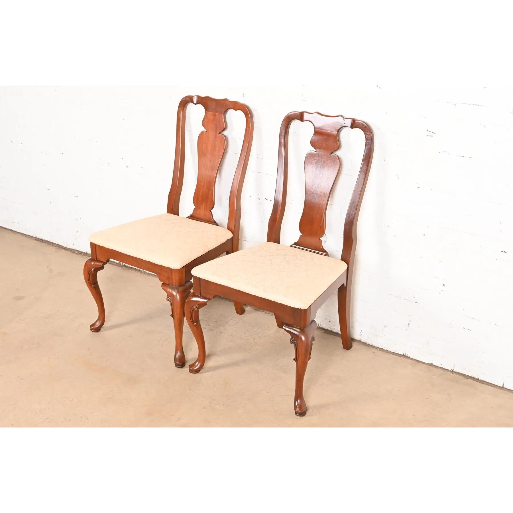 Paire de chaises d'appoint ou de chaises de salle à manger en acajou massif Queen Anne, style Henkel Harris Bon état - En vente à South Bend, IN