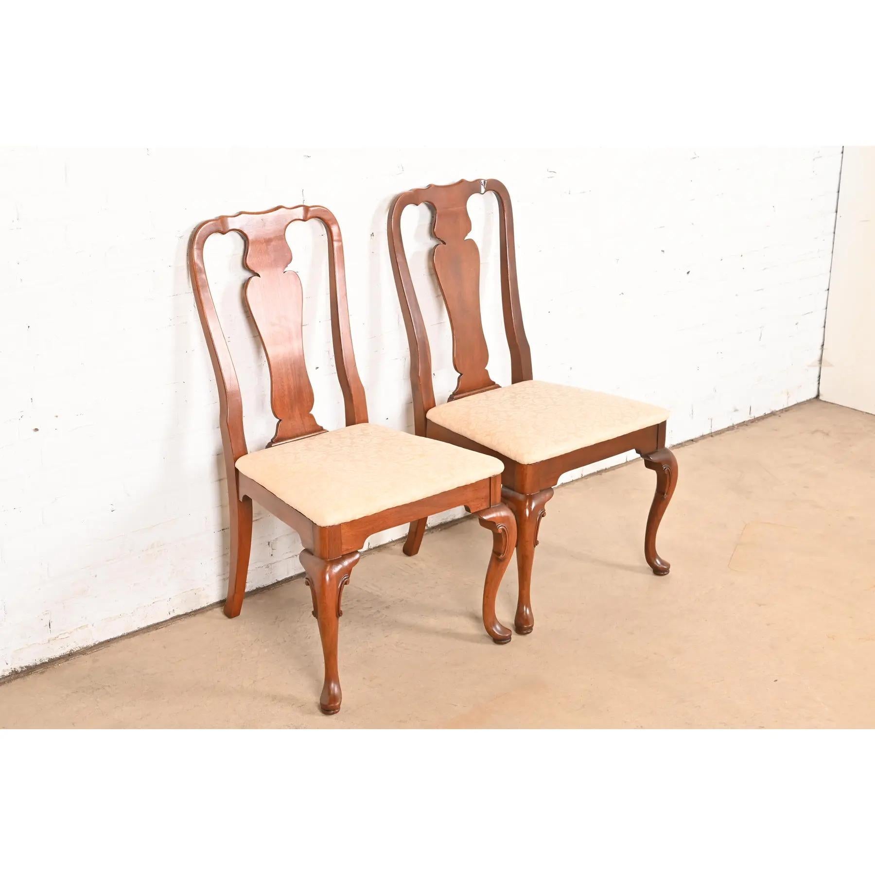 Fin du 20e siècle Paire de chaises d'appoint ou de chaises de salle à manger en acajou massif Queen Anne, style Henkel Harris en vente