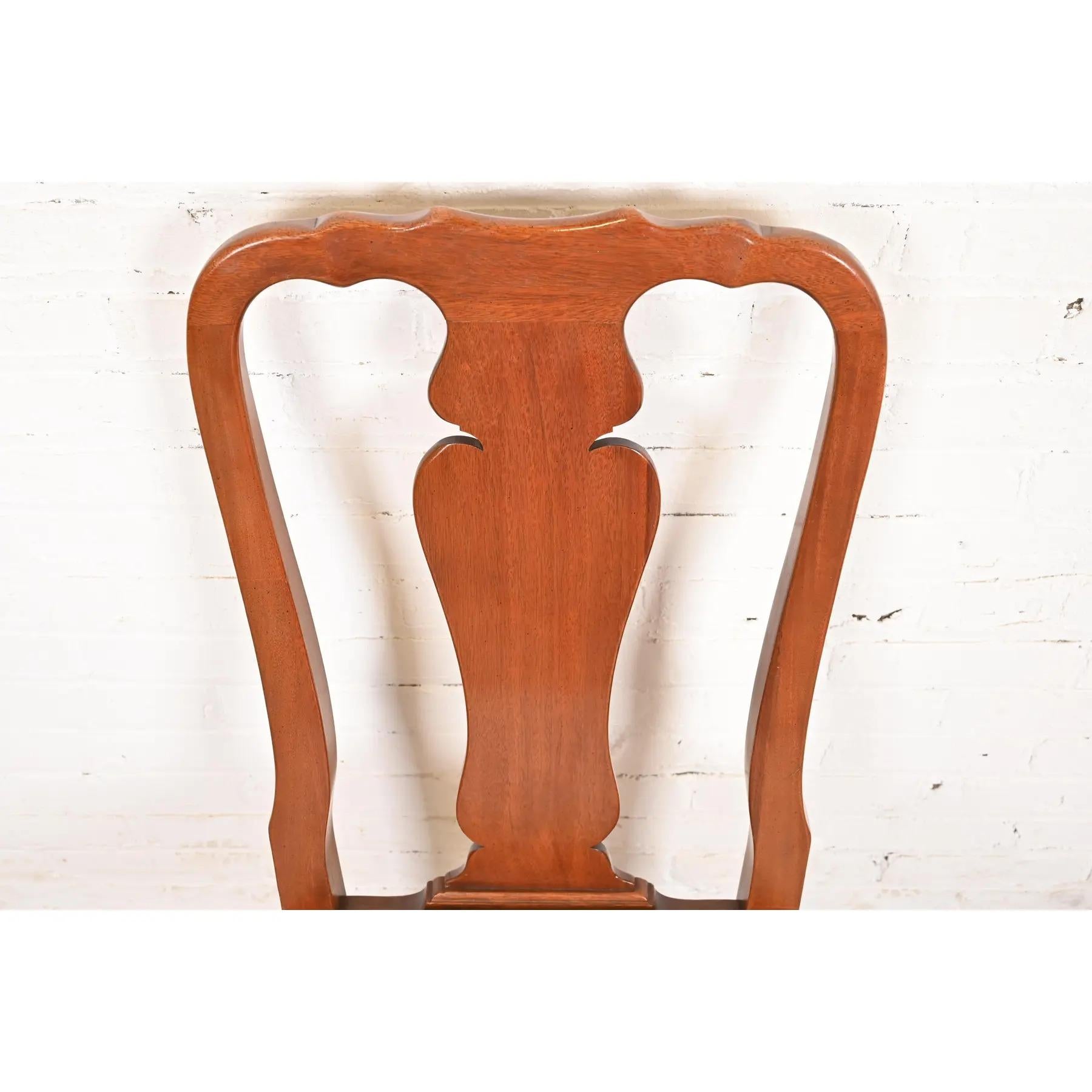 Paire de chaises d'appoint ou de chaises de salle à manger en acajou massif Queen Anne, style Henkel Harris en vente 1