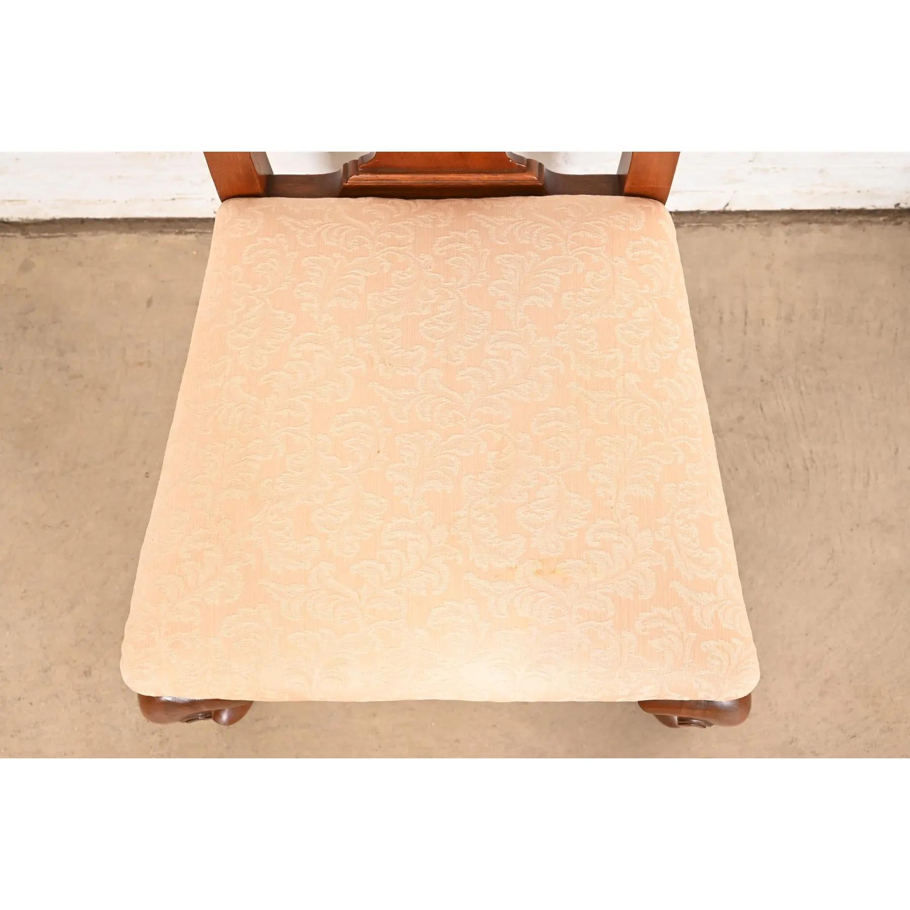 Paire de chaises d'appoint ou de chaises de salle à manger en acajou massif Queen Anne, style Henkel Harris en vente 2