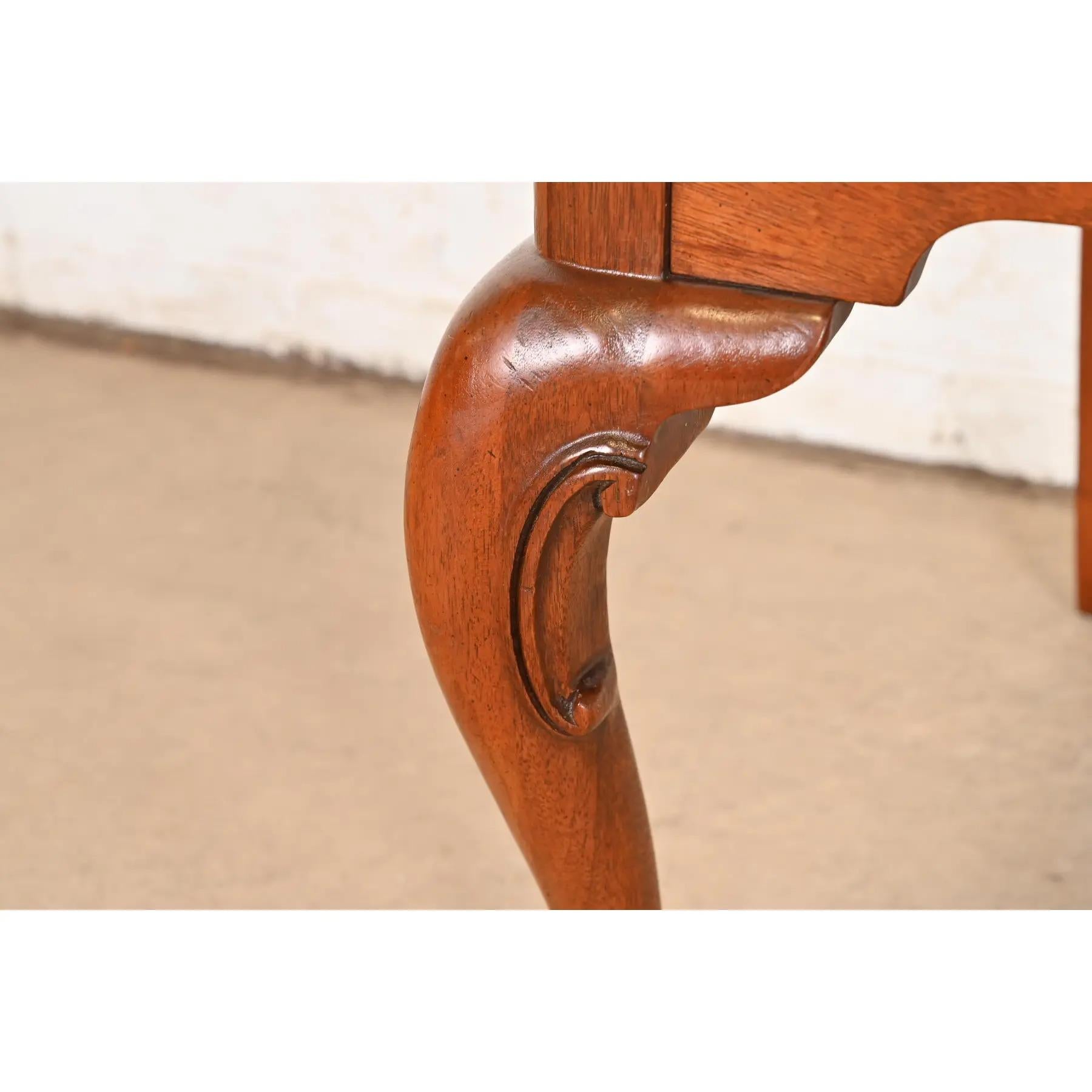 Paire de chaises d'appoint ou de chaises de salle à manger en acajou massif Queen Anne, style Henkel Harris en vente 3