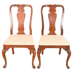 Paire de chaises d'appoint ou de chaises de salle à manger en acajou massif Queen Anne, style Henkel Harris