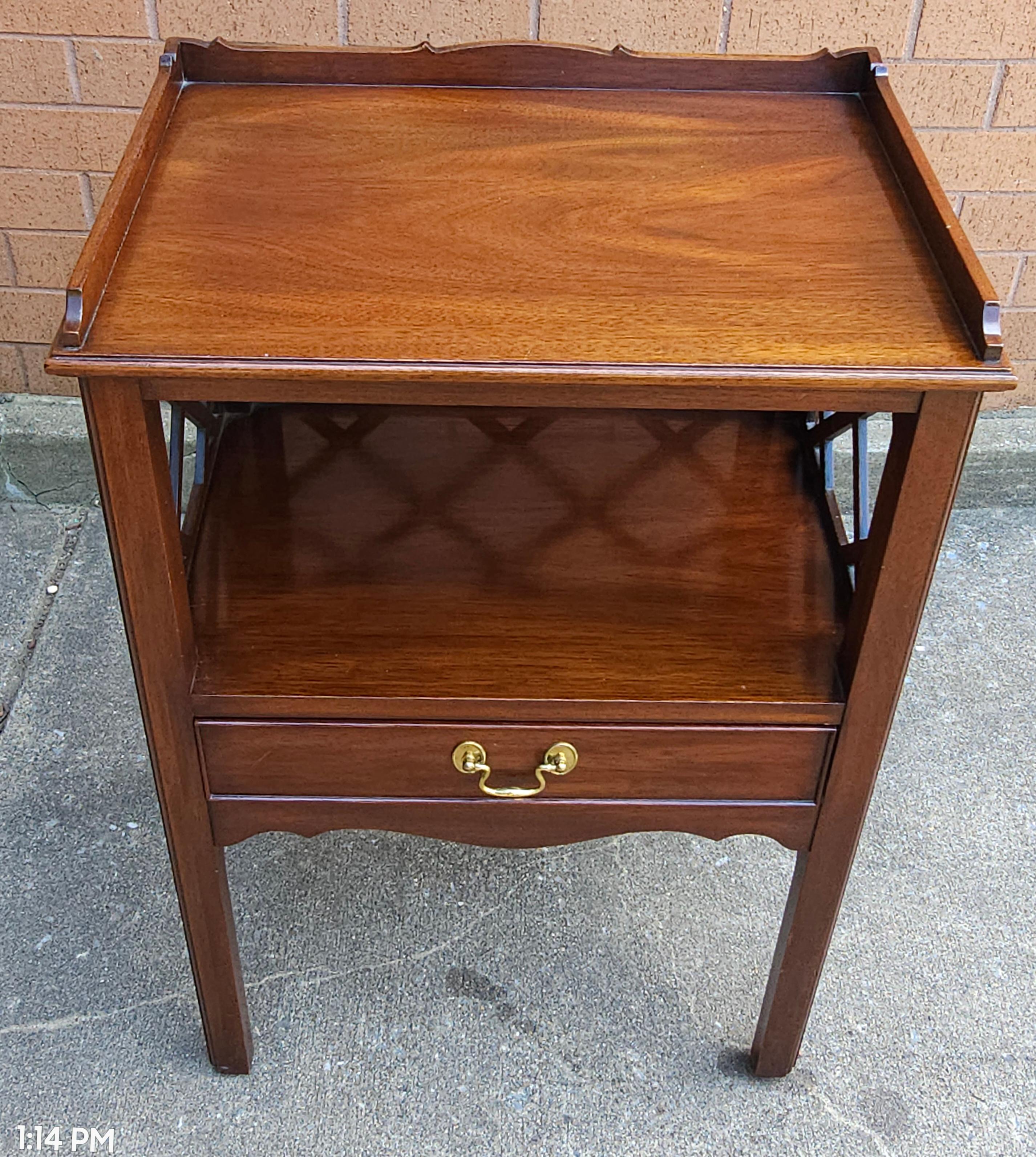Henkel Harris Two-Tier Single Drawer Mahagoni Beistelltisch in großem Vintage-Zustand. 
Die untere Höhe beträgt 9,5