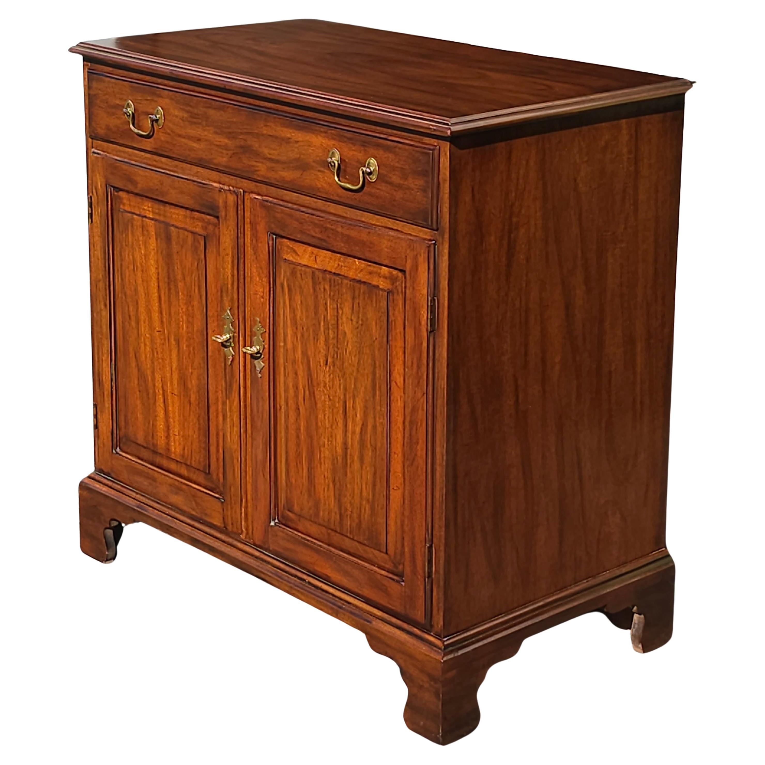 Henkel Harris Virginia Galleries Chippendale Style Mahogany Bar Cabinet Server  In Good Condition For Sale In Germantown, MD