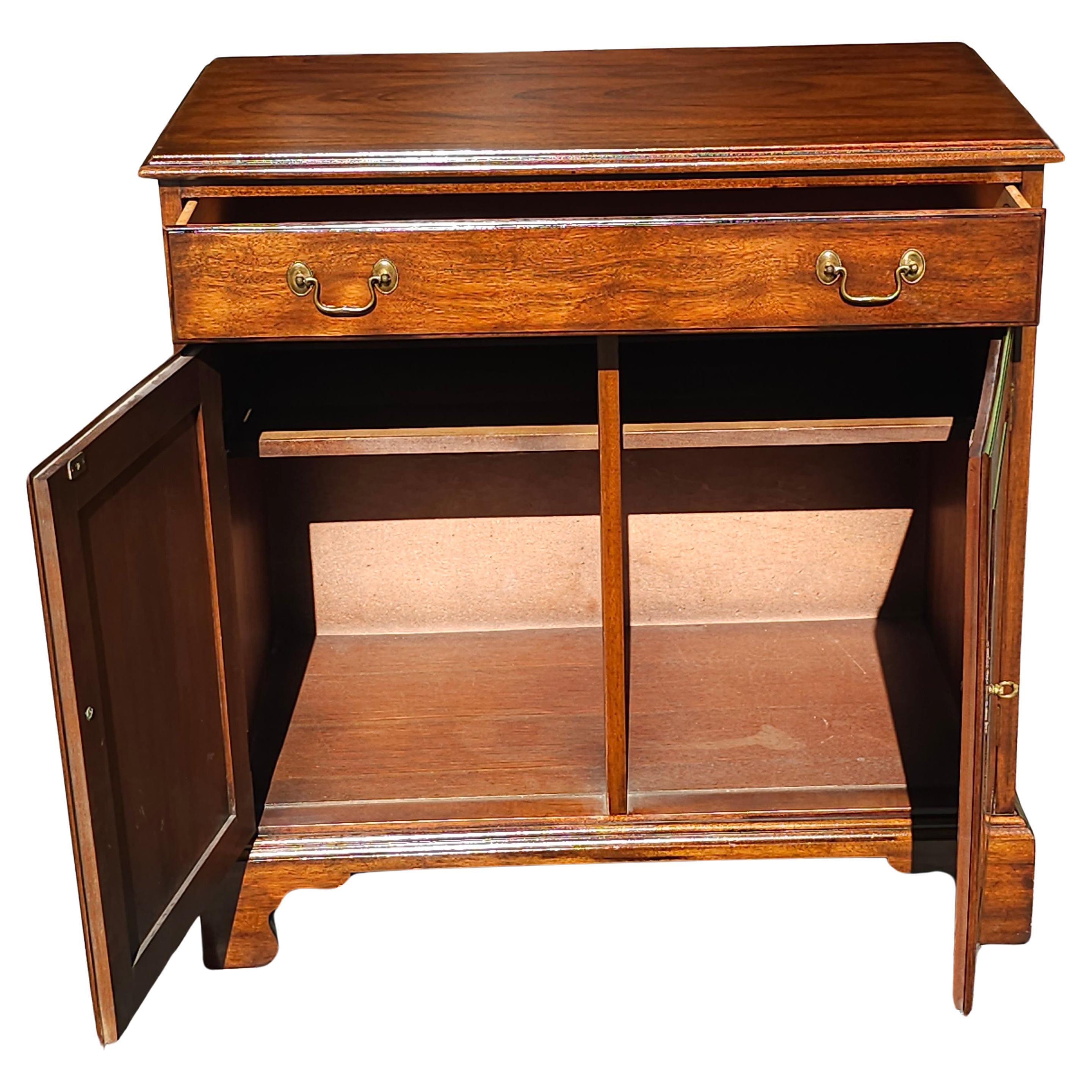 20th Century Henkel Harris Virginia Galleries Chippendale Style Mahogany Bar Cabinet Server  For Sale