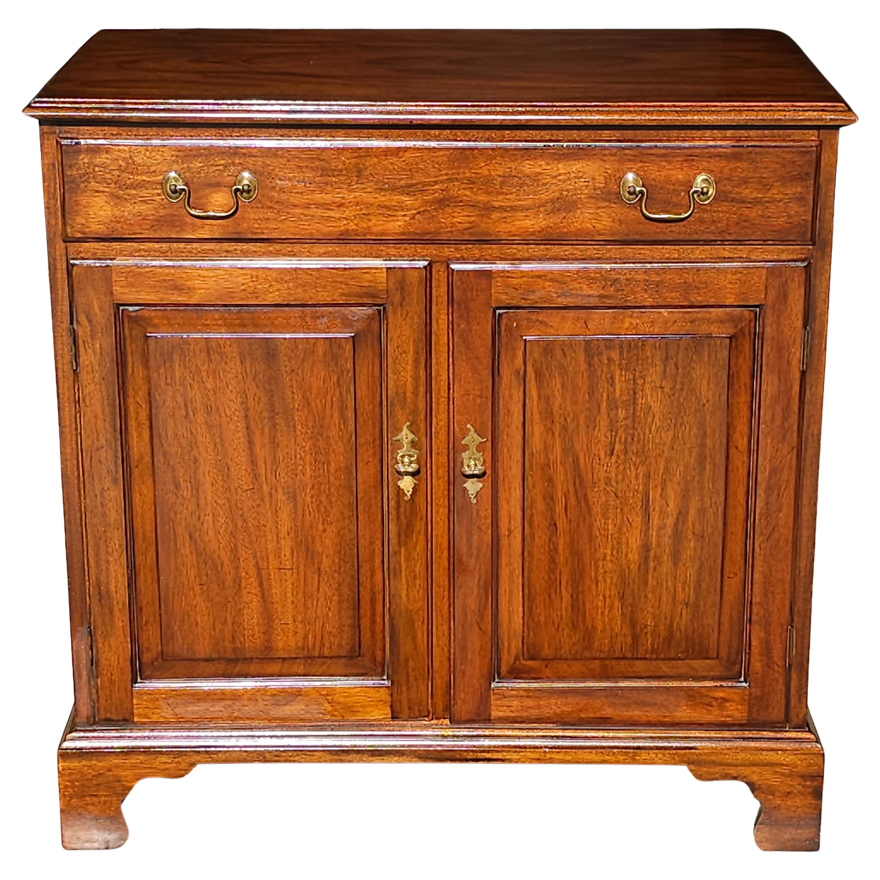 Brass Henkel Harris Virginia Galleries Chippendale Style Mahogany Bar Cabinet Server  For Sale