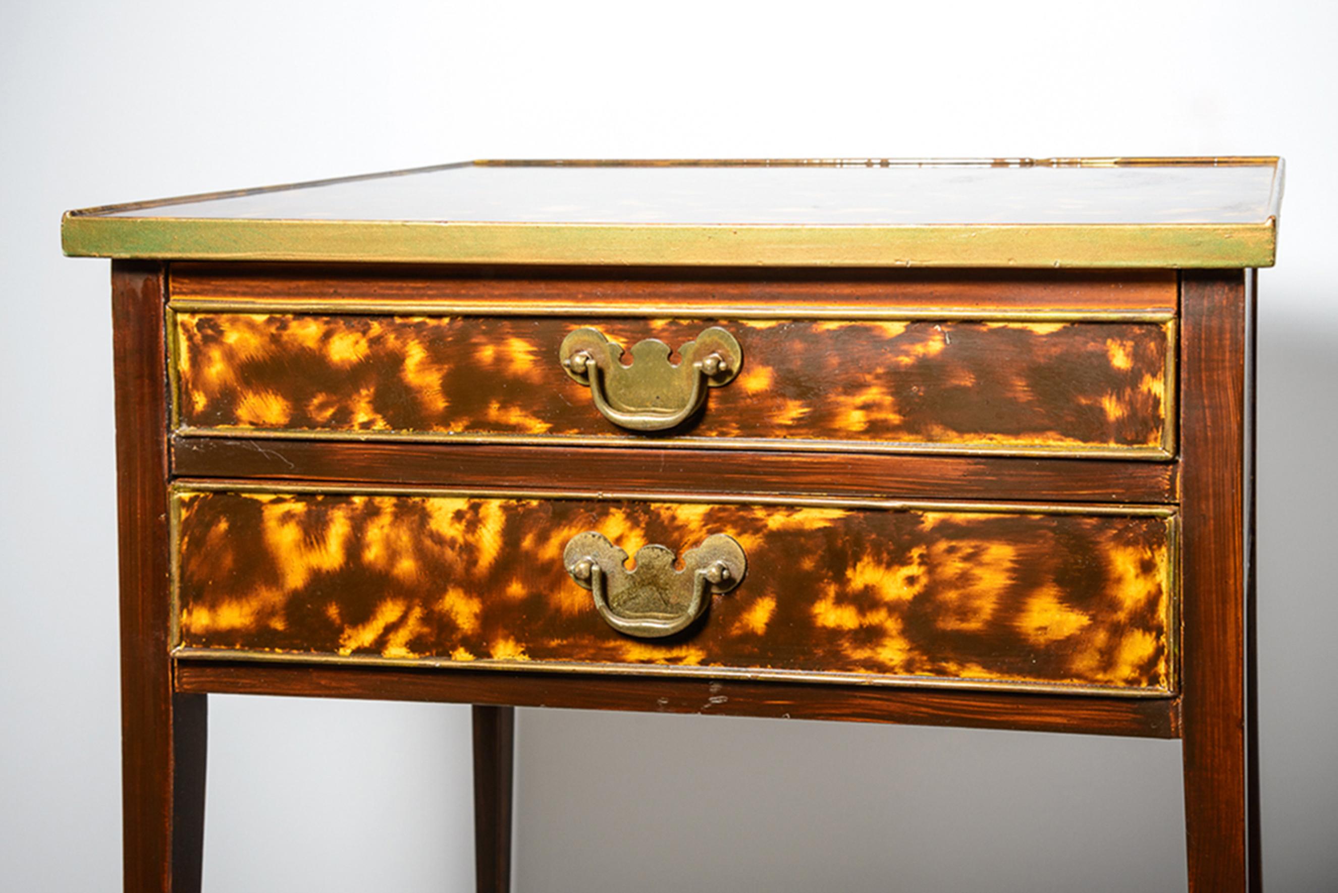Il s'agit d'une rare et belle table d'appoint en écaille de tortue laquée et peinte par Henkel-Harris, C.I.C., 20e siècle.
Cette charmante petite table d'appoint commode avec deux tiroirs,  est extrêmement raffiné, grâce à ses origines et aux