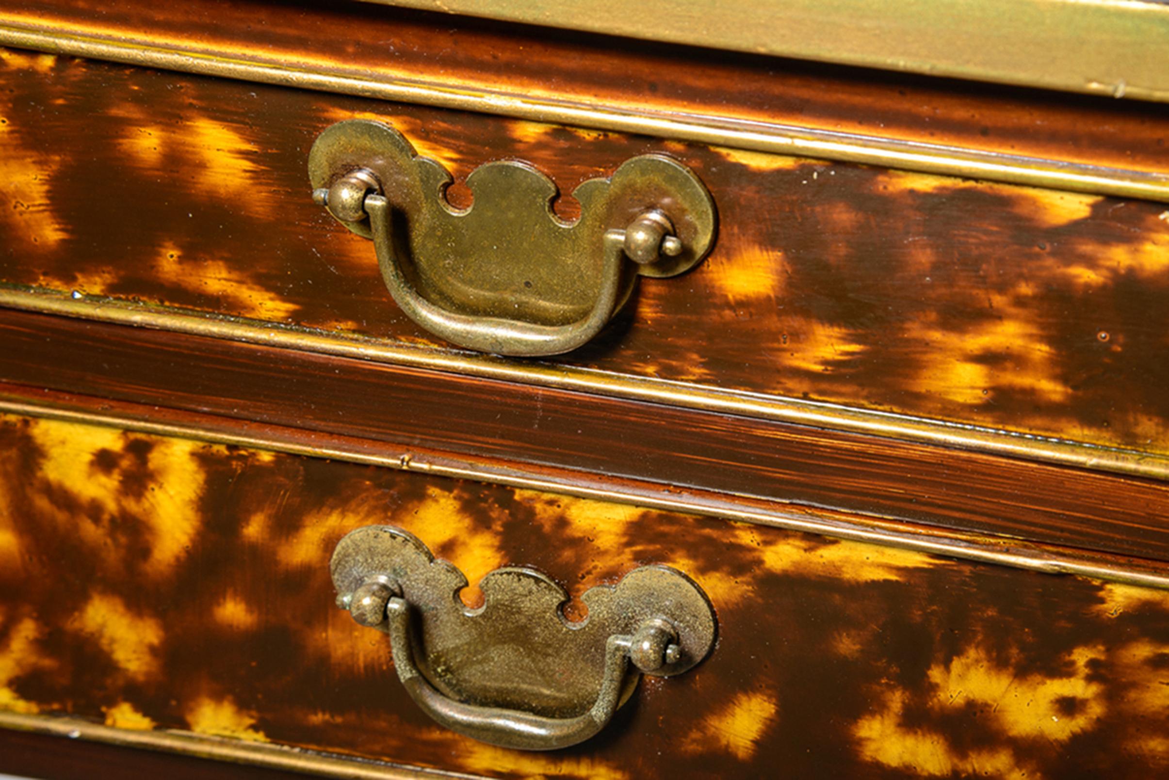 Classique américain Henkel-Harris Virginia Tortoiseshell Faux Painted Fine Laqué en vente