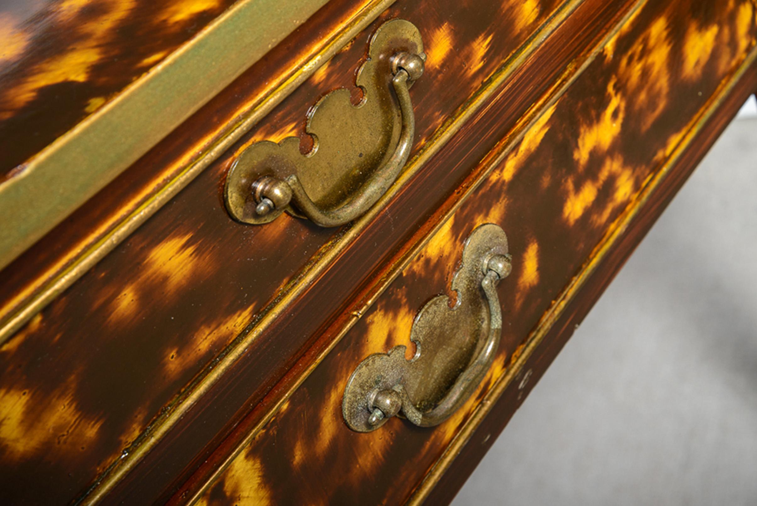 Américain Henkel-Harris Virginia Tortoiseshell Faux Painted Fine Laqué en vente