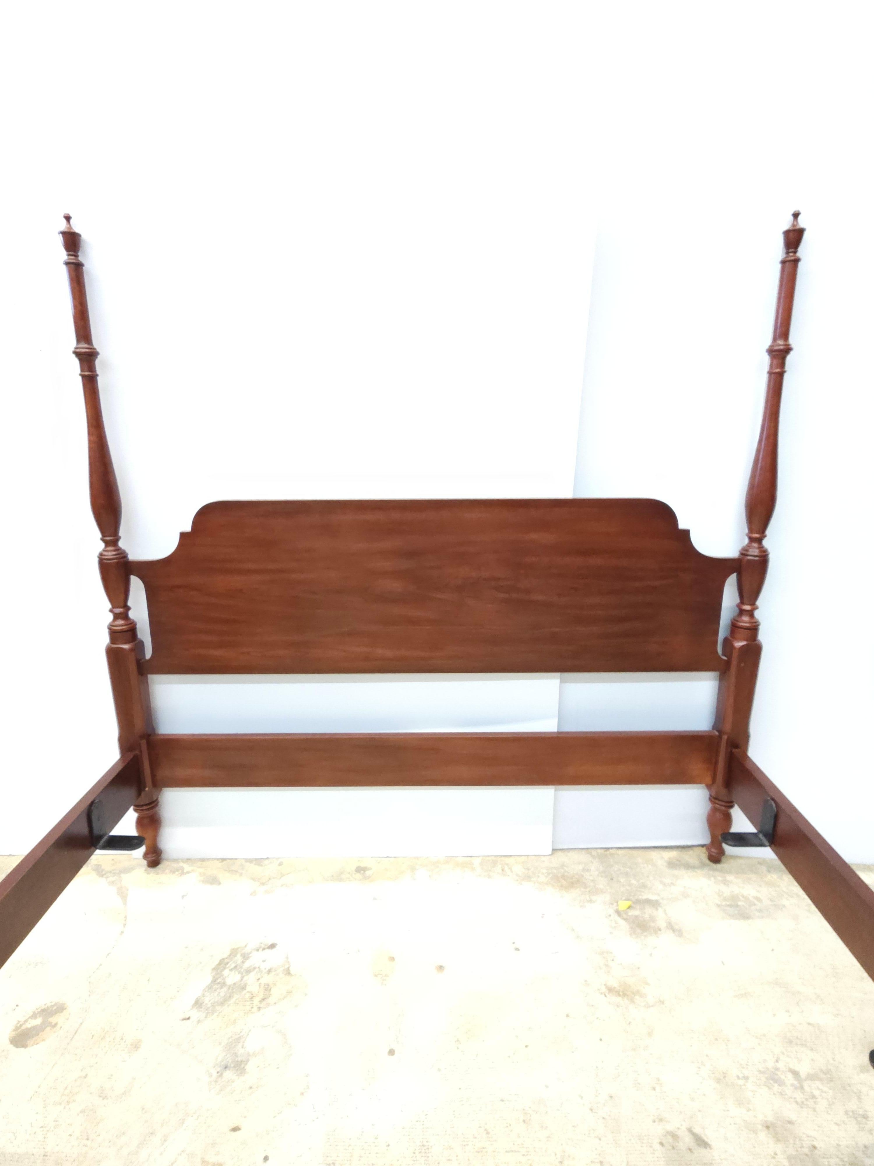 Henkel Harris Wild Black Cherry Semi Poster Queen Size Bed In Excellent Condition For Sale In Germantown, MD
