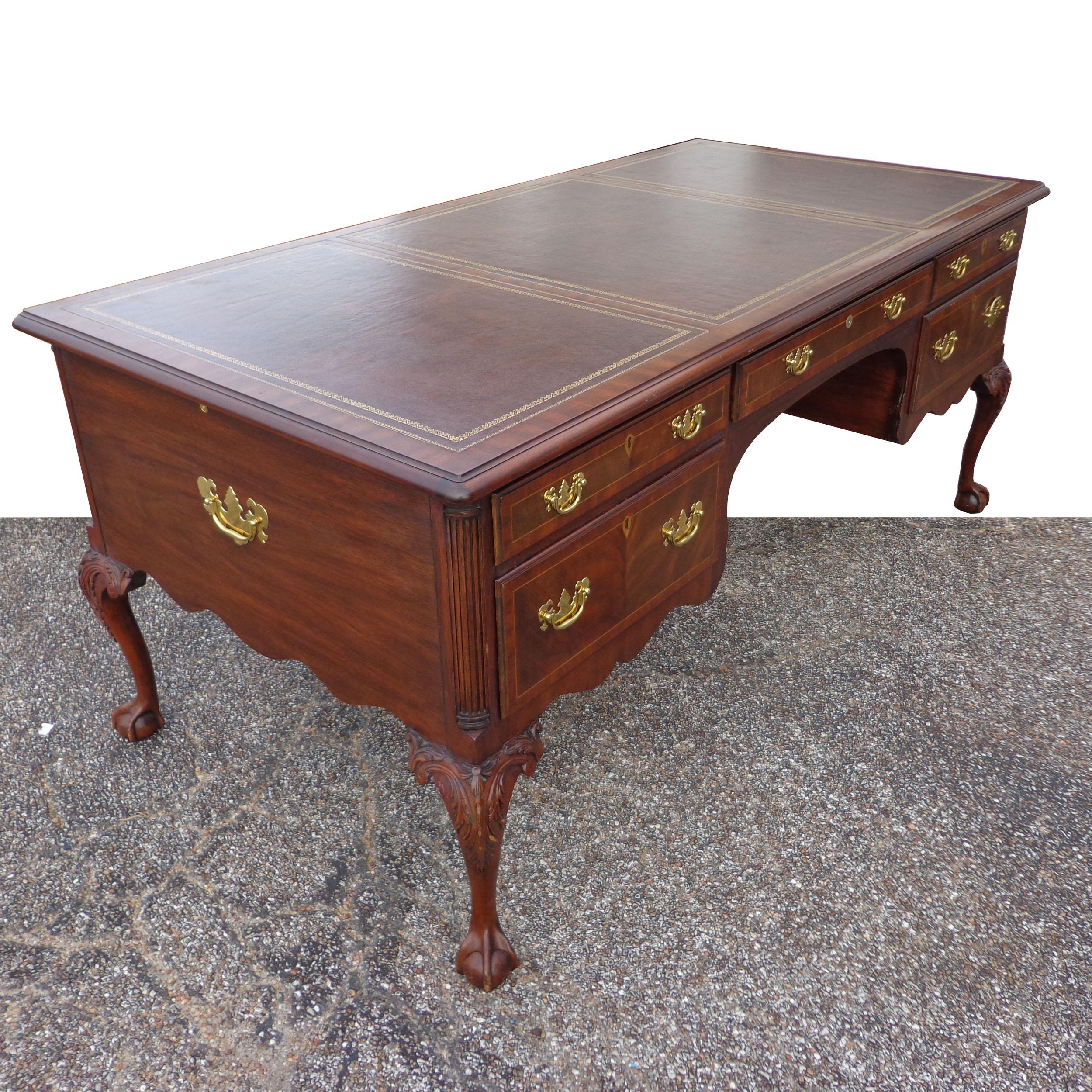 Henkel Moore Chippendale-Mahagoni-Leder-Schreibtisch mit Kugel- und Klauenplatte im Zustand „Gut“ im Angebot in Pasadena, TX