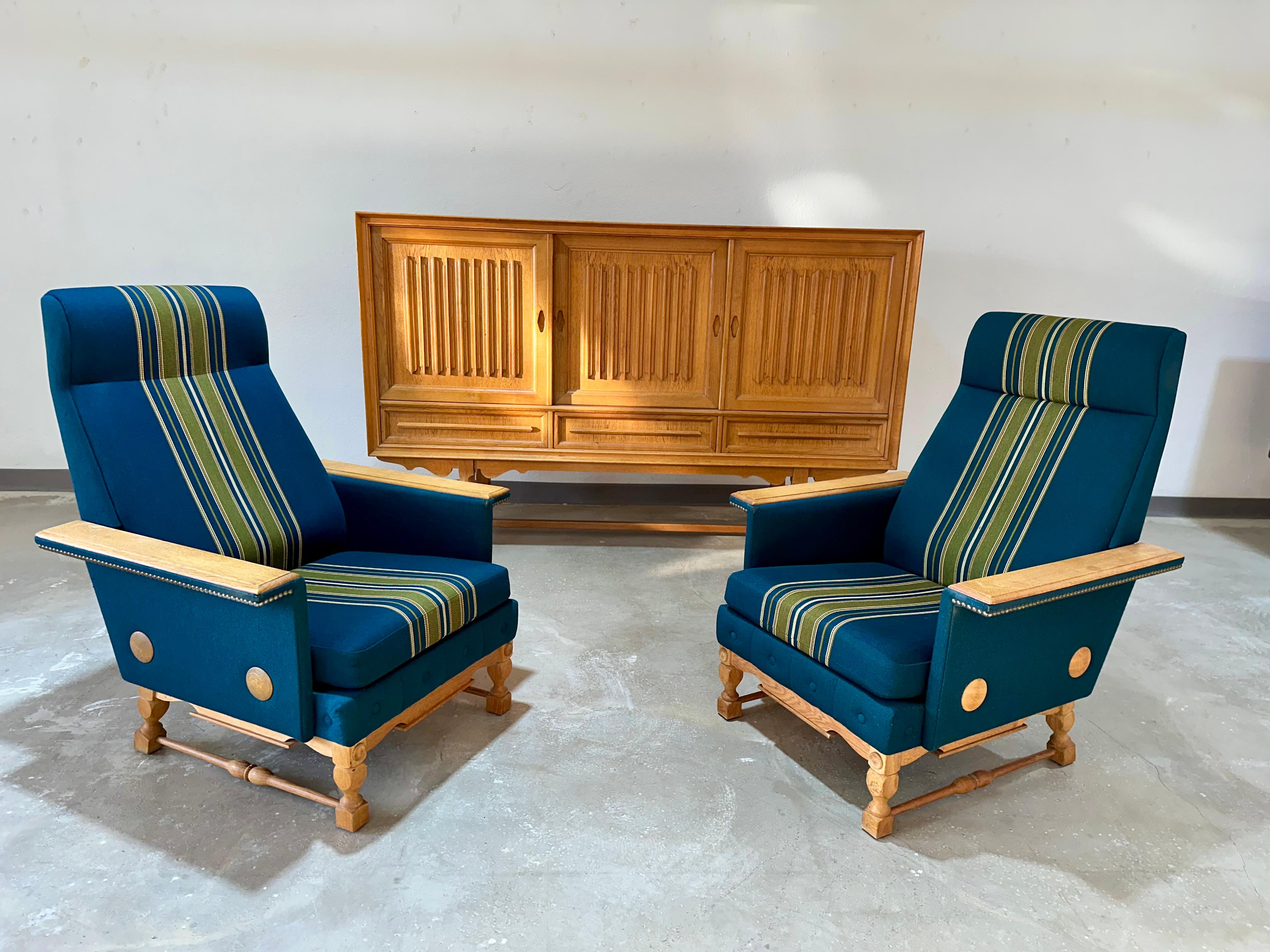 Tableau haut brutaliste danois en chêne massif datant des années 1970, attribué à Henning Kjaernulf. Trois portes coulissantes avec détails sculptés en lin et trois tiroirs inférieurs. L'armoire de gauche comporte deux plateaux coulissants peu