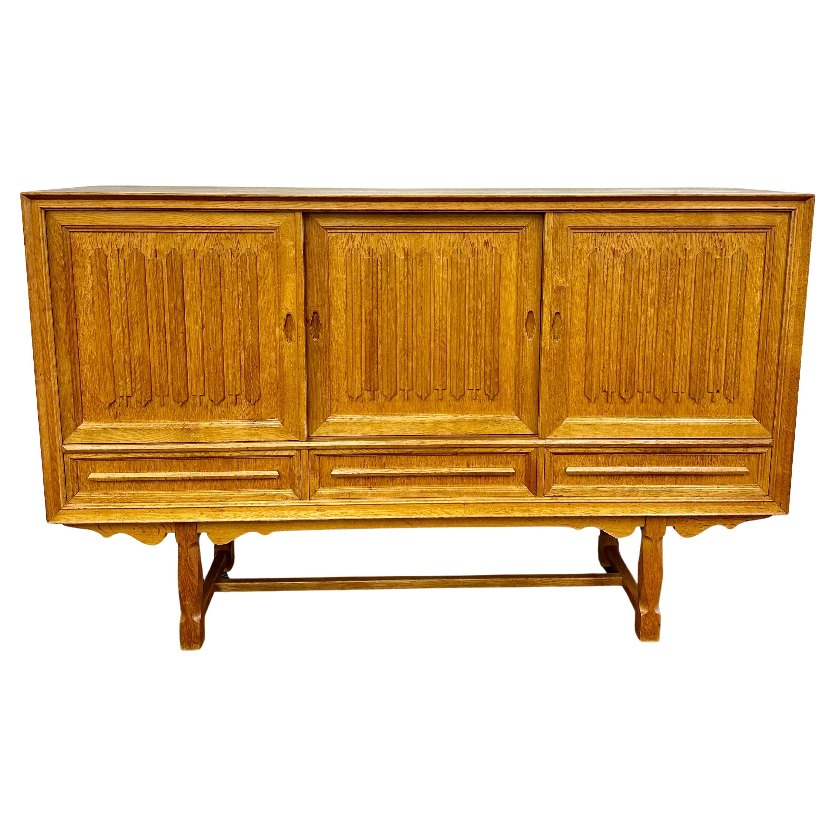 Henning Kjaernulf 1970 - Buffet brutaliste danois en chêne sculpté