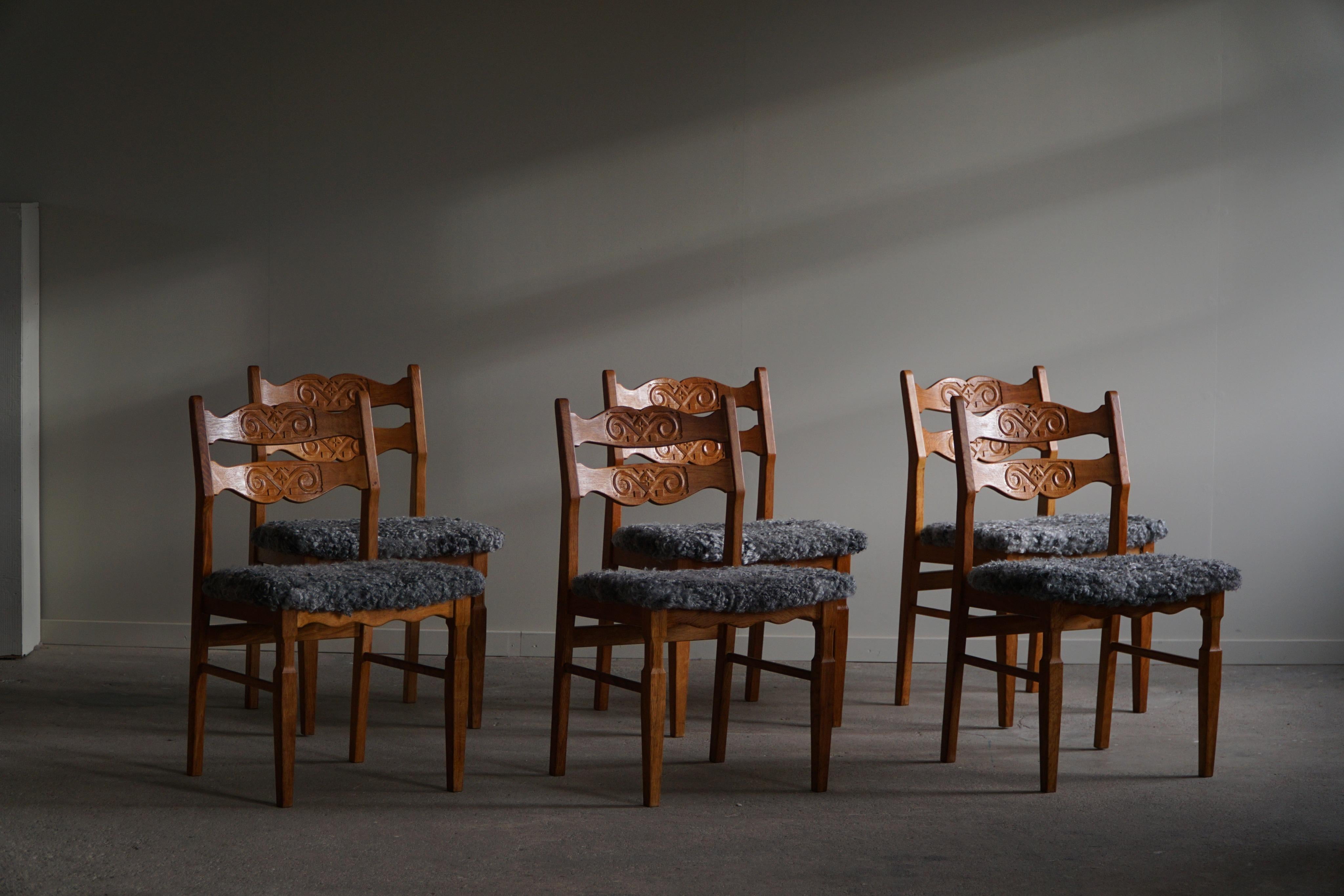 A refined classic set of 6 dining chairs in solid oak, seats reupholstered in Gotland Sheepskin, a silky touch and gorgeous shining gray color. Strong references to the popular 
