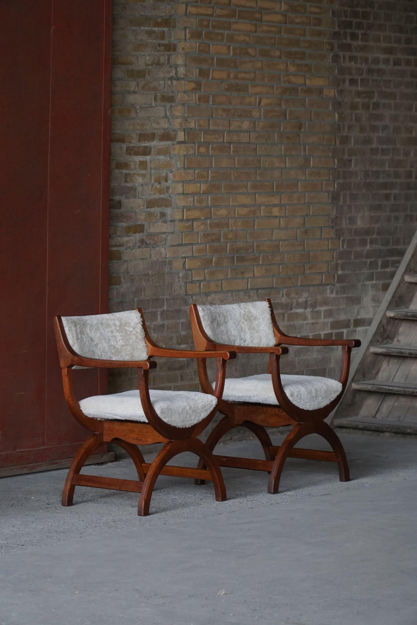 Une paire de fauteuils fins et élégants en chêne massif, retapissés en laine d'agneau tondante de qualité. Conçu par Henning (Henry) Kjærnulf pour EG Kvalitetsmøbel, Danemark, années 1960. Modèle 