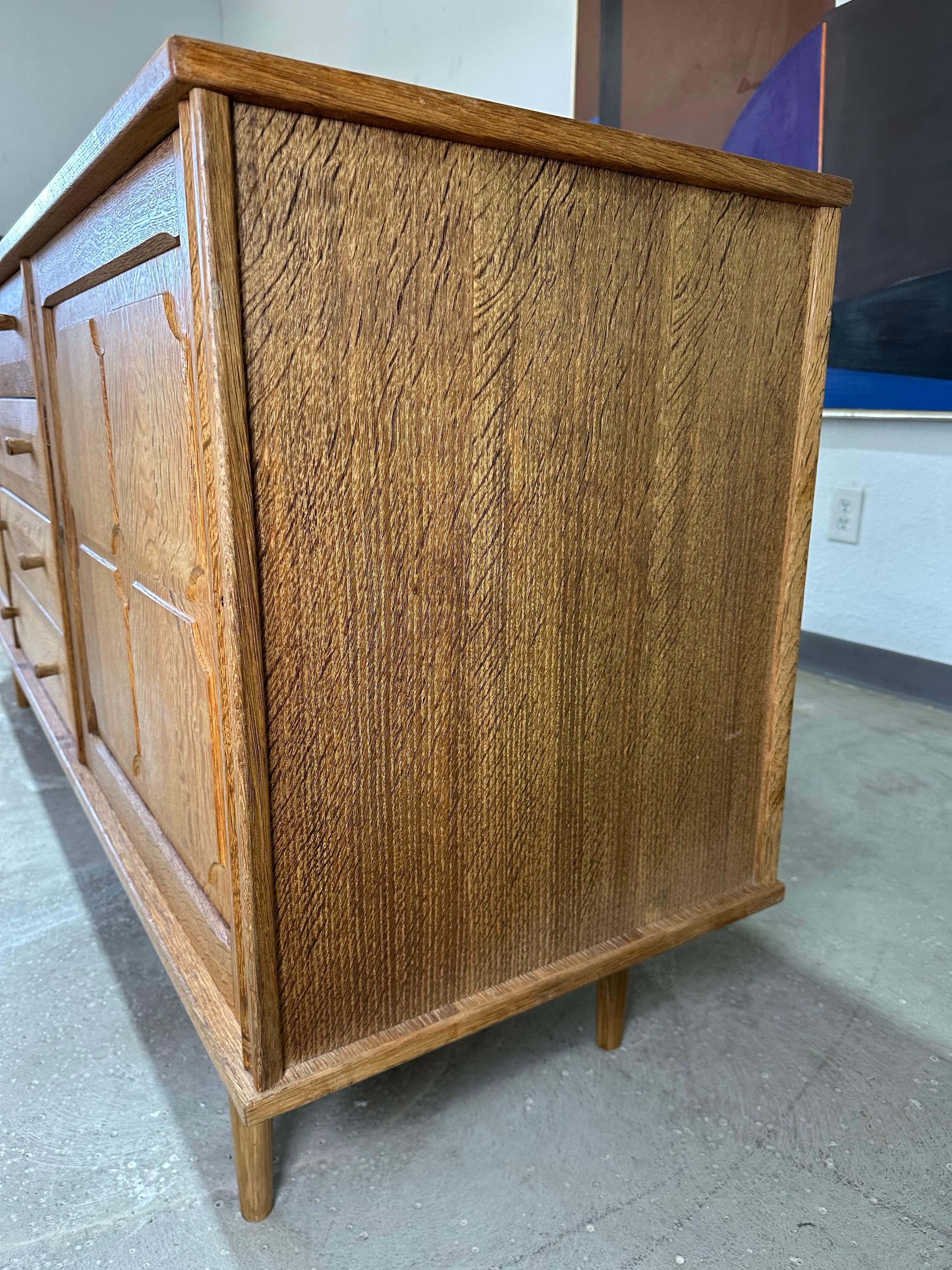 Henning Kjaernulf attrib. Mid Century Danish Oak Carved Brutalist Credenza in vendita 4