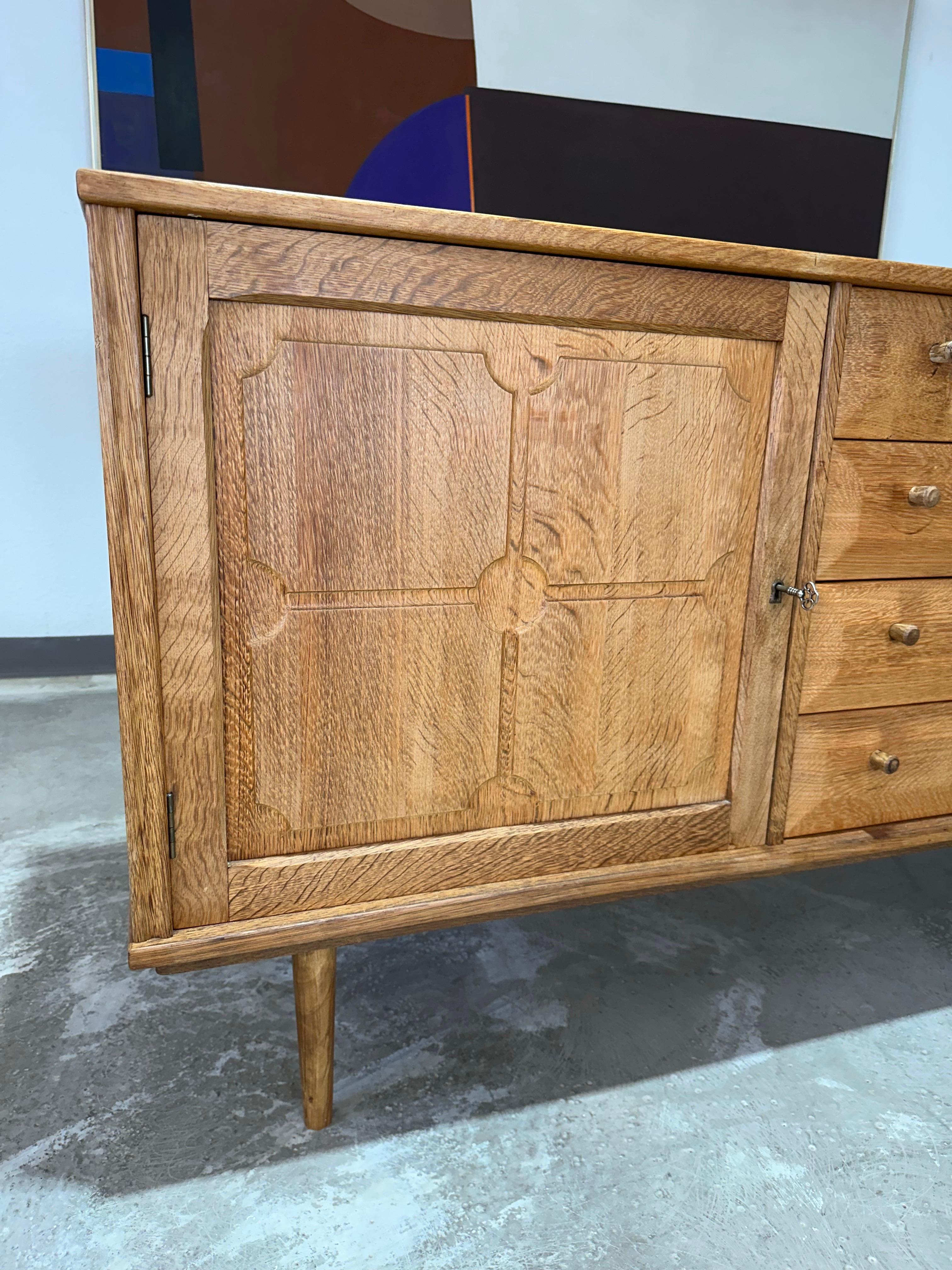 Henning Kjaernulf attrib. Mid Century Danish Oak Carved Brutalist Credenza in vendita 7