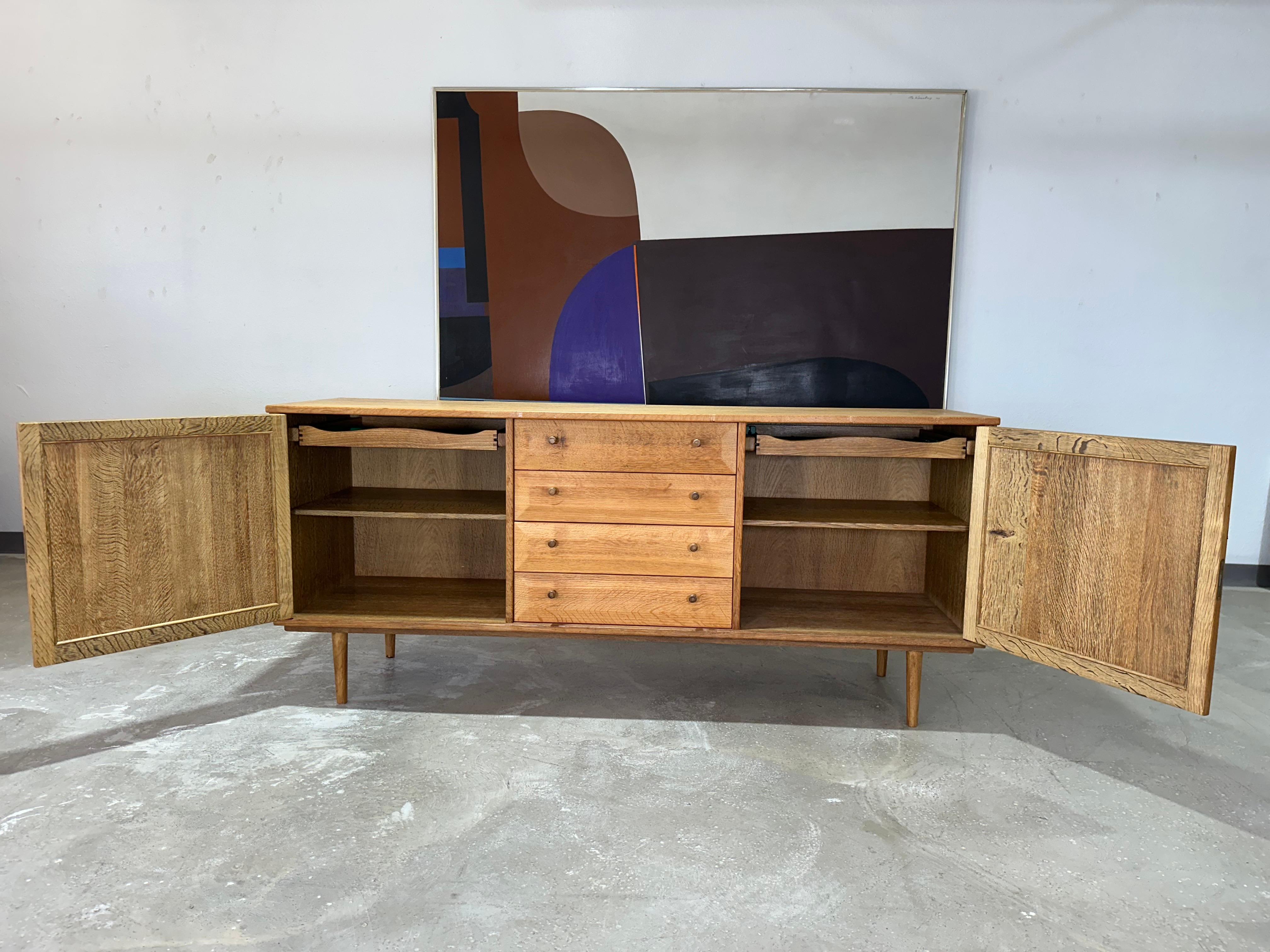Mid-Century moderno Henning Kjaernulf attrib. Mid Century Danish Oak Carved Brutalist Credenza in vendita