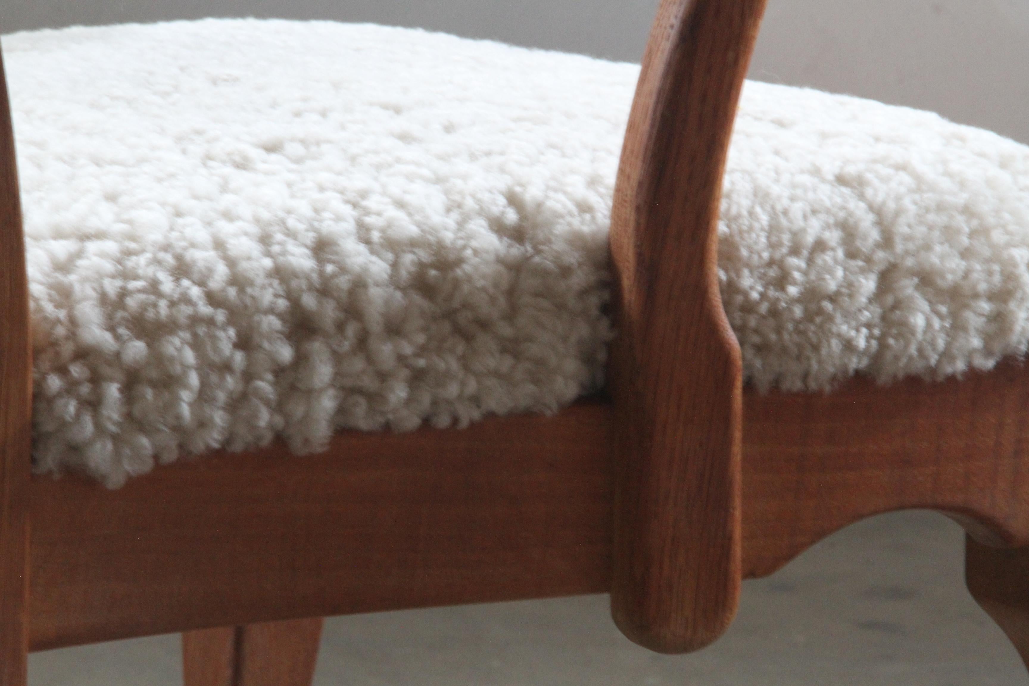 Sillones Brutalistas Henning Kjaernulf de Roble con pegatina original mediados del siglo XX en venta