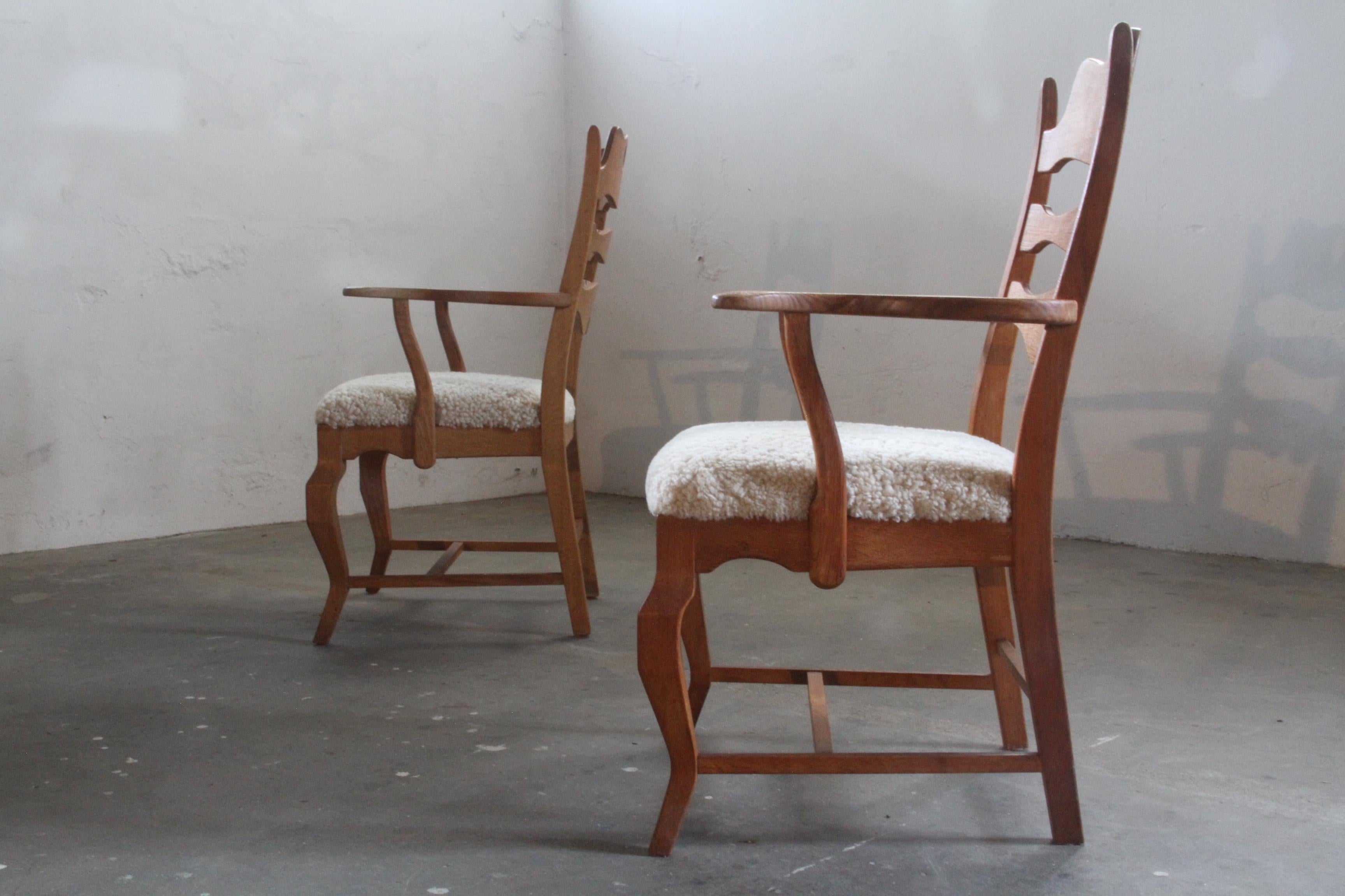 Sillones Brutalistas Henning Kjaernulf de Roble con pegatina original Corderillo en venta