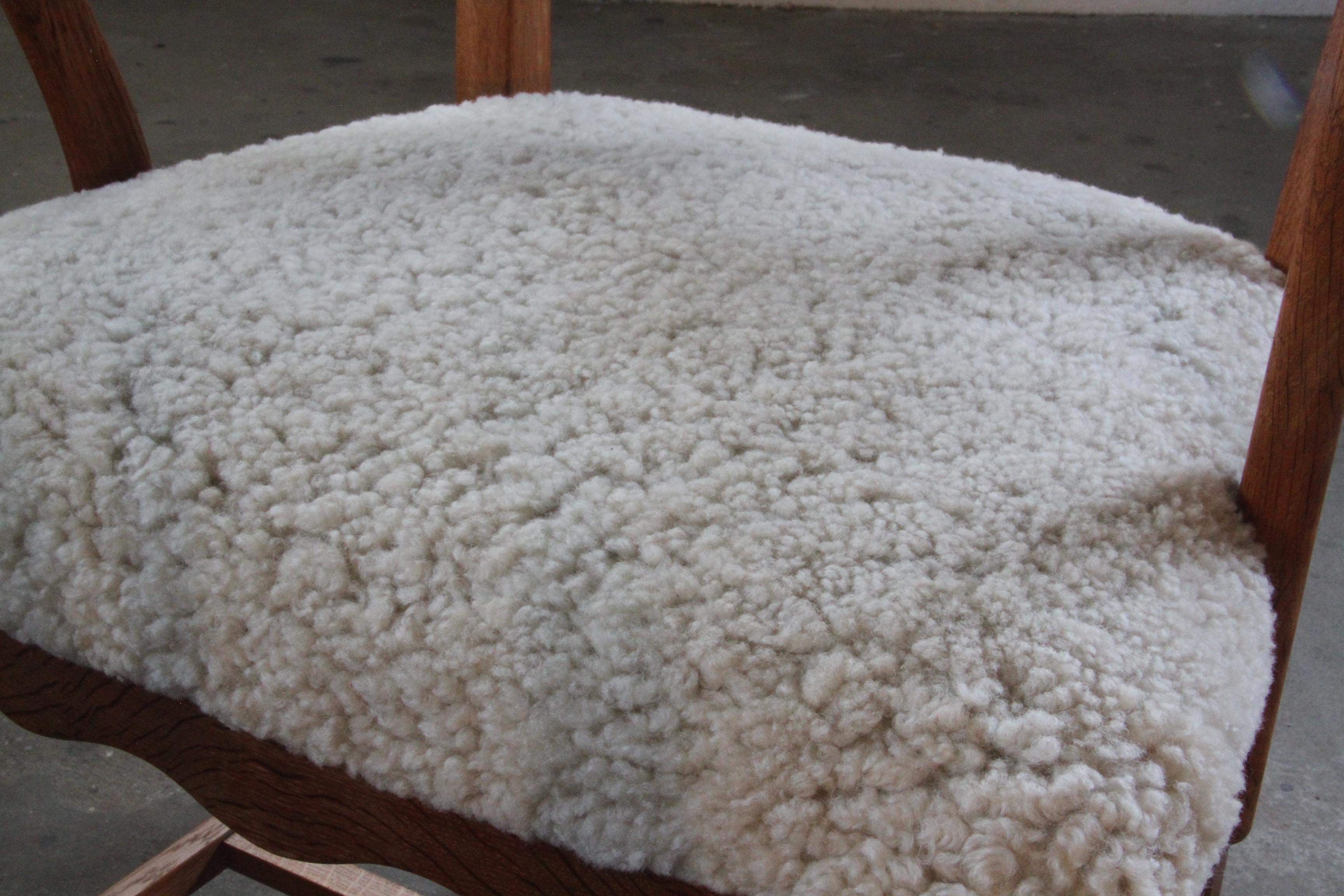 Sillones Brutalistas Henning Kjaernulf de Roble con pegatina original en venta 2