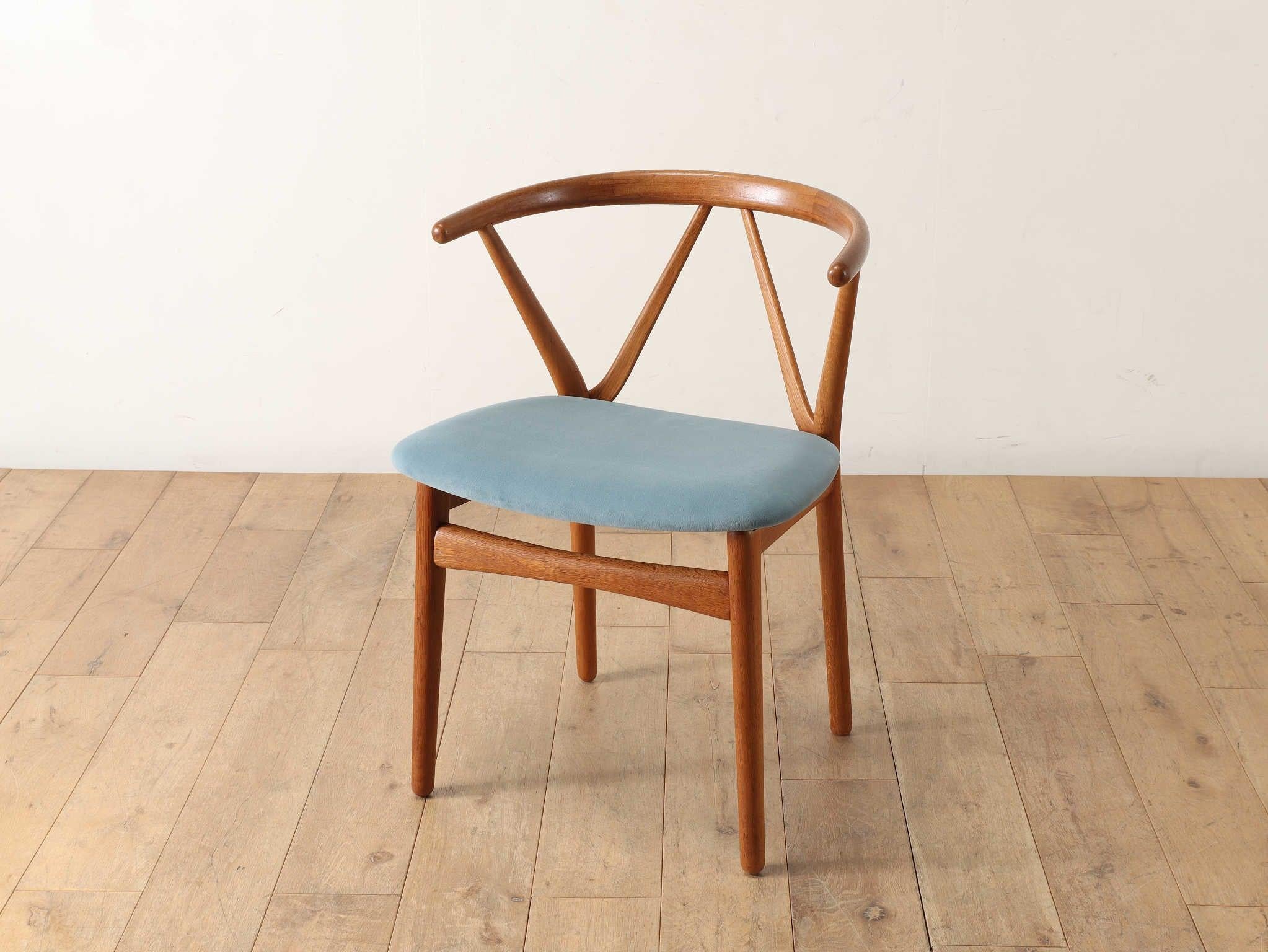 Designed by Henning Kjaernulf and manufactured by BRUNO HANSEN, the Model 255 armchair has a very unique structure with an independent curved backrest and two V-shapes. The beautiful appearance and the airy, relaxed feel make it a light but complete