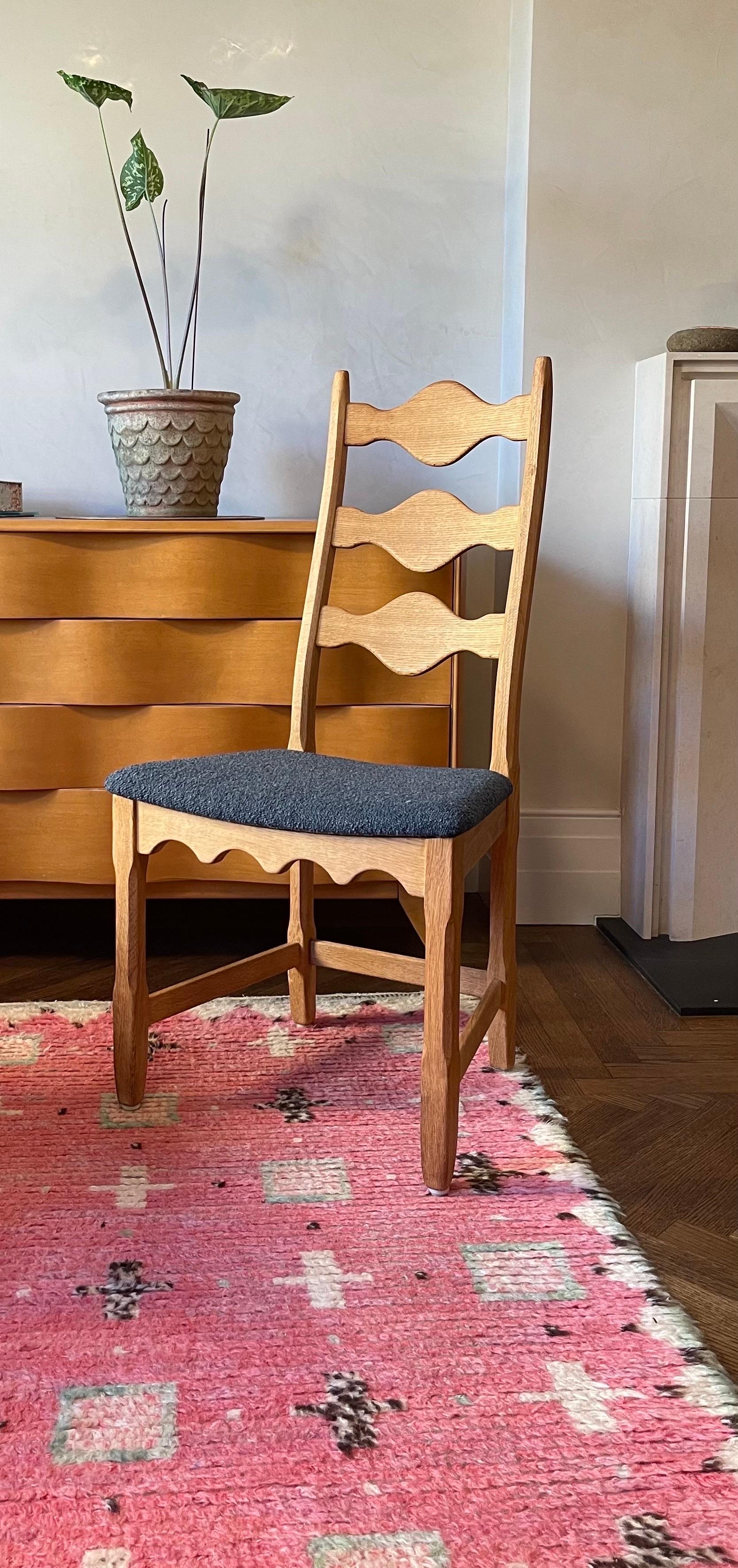 Satz von 6 Henning Kjaernulf Esszimmerstühlen von Nyrup Møbelfabrik, 1960/70er Jahre. 

Die Portman Gallery freut sich, Ihnen diese elegant proportionierten Esszimmerstühle mit hoher Rückenlehne aus Eichenholz anbieten zu können, die an den Leisten