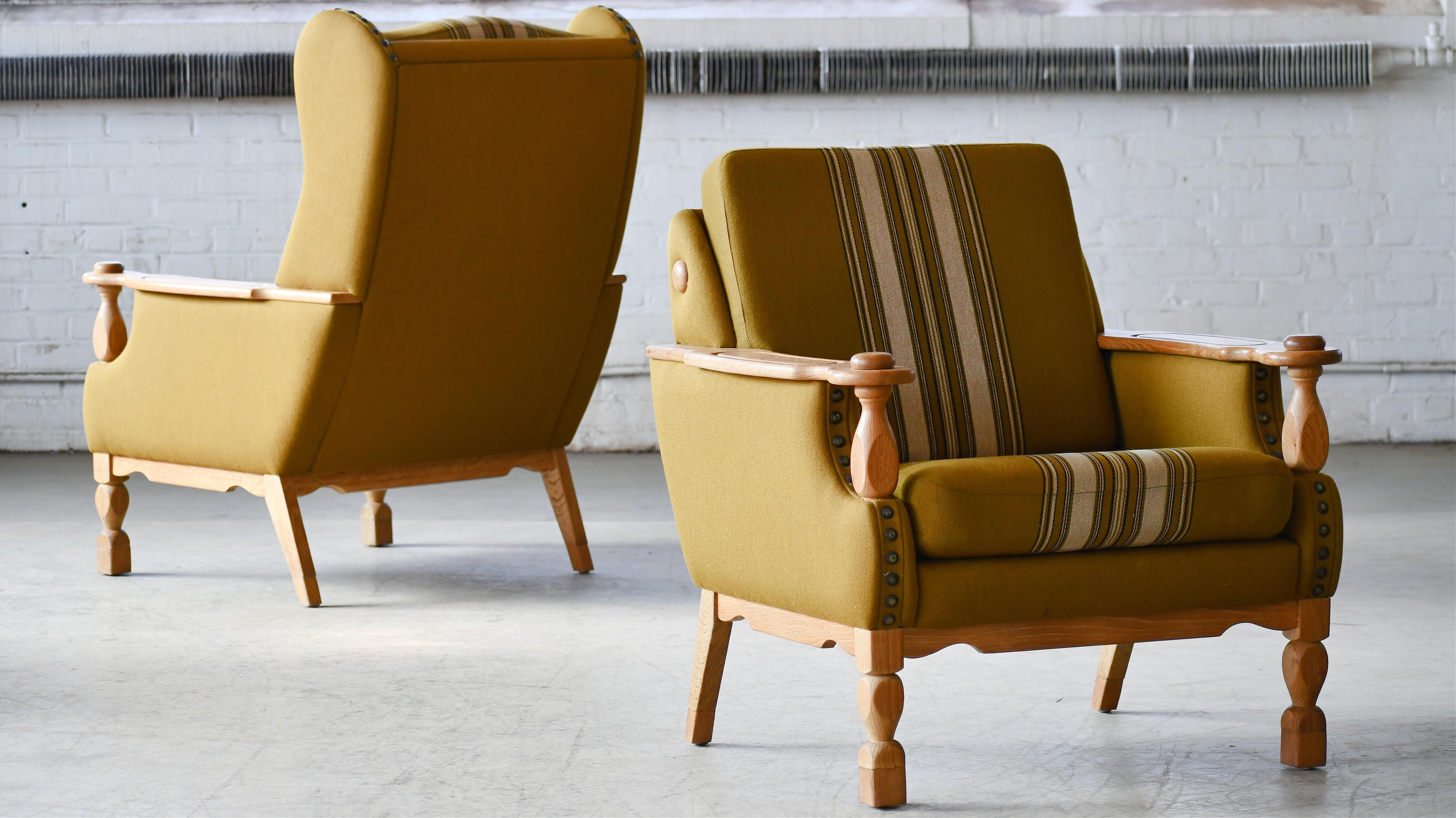 Seltenes und begehrtes Paar Lounge-Sessel des dänischen Designers Henning Kjaernulf, hergestellt aus quartalsweise gesägter Weißeiche und handgeschnitzt im brutalistischen Stil, inspiriert von Kunst und Kunsthandwerk und sogar vom jakobinischen