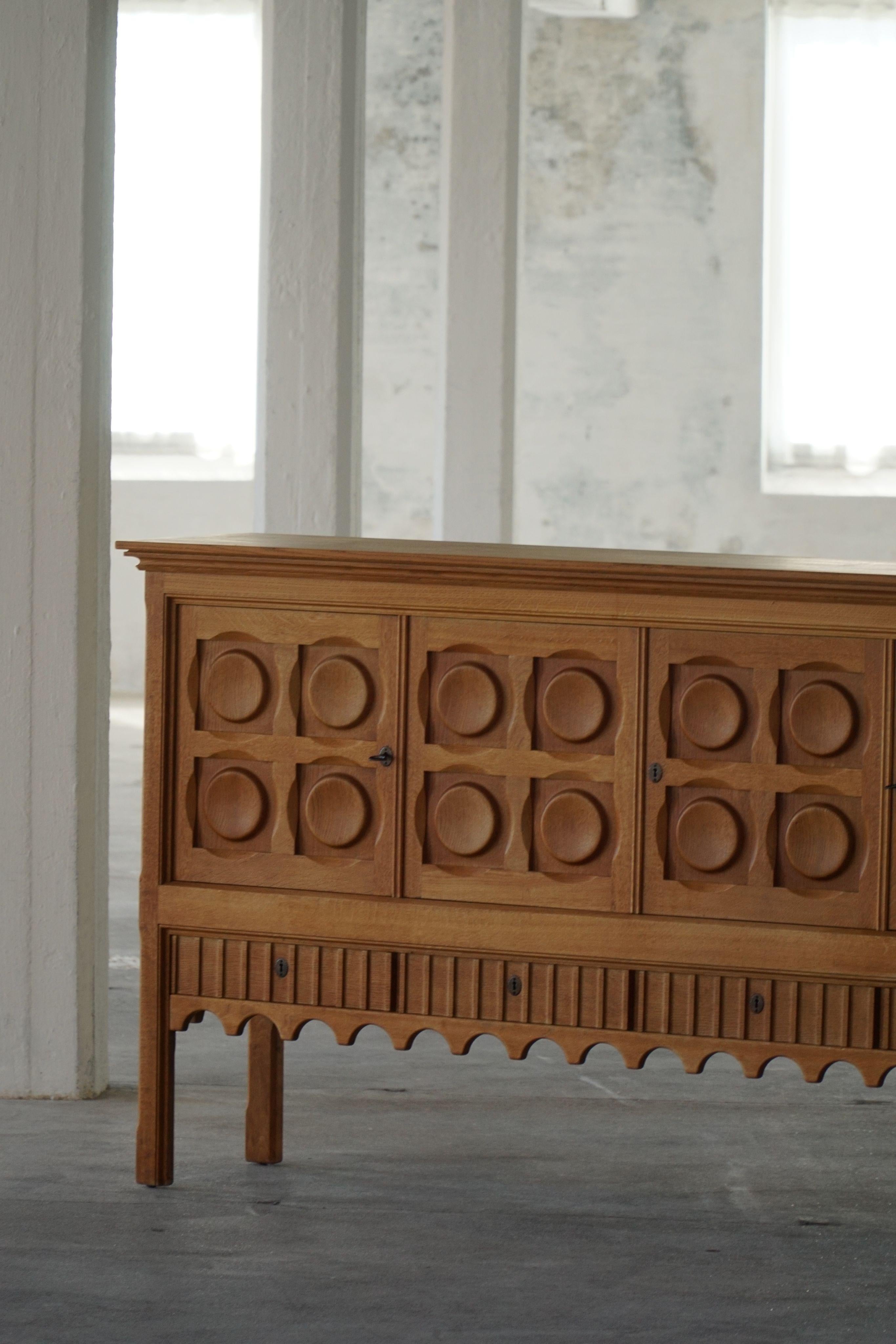 Henning Kjærnulf, Modernité danoise du milieu du siècle, Buffet en chêne, Nyrup Møbelfabrik en vente 7